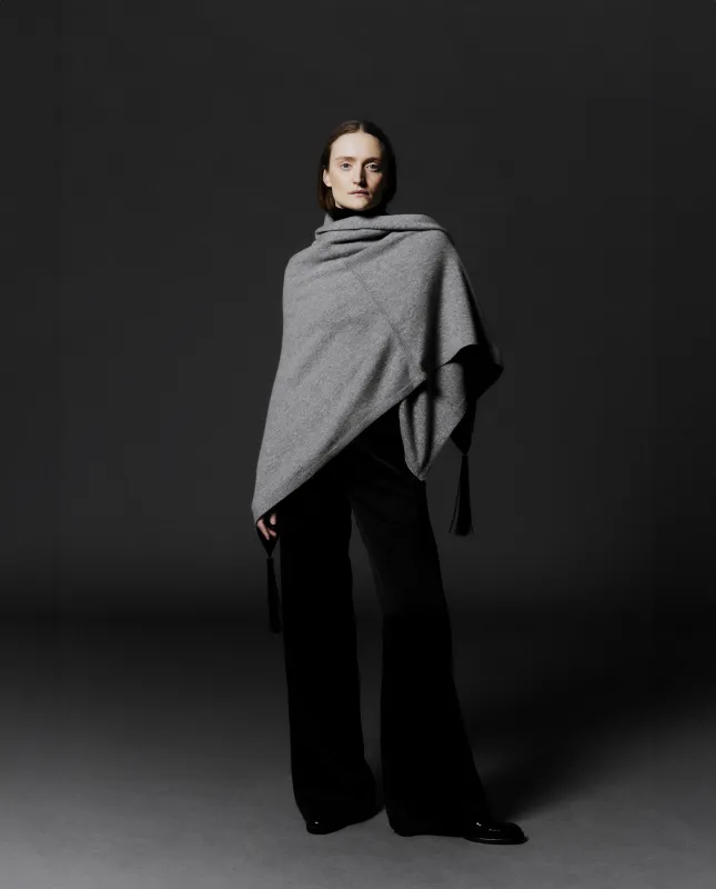 Hose aus Seide in Schwarz sold by Allude