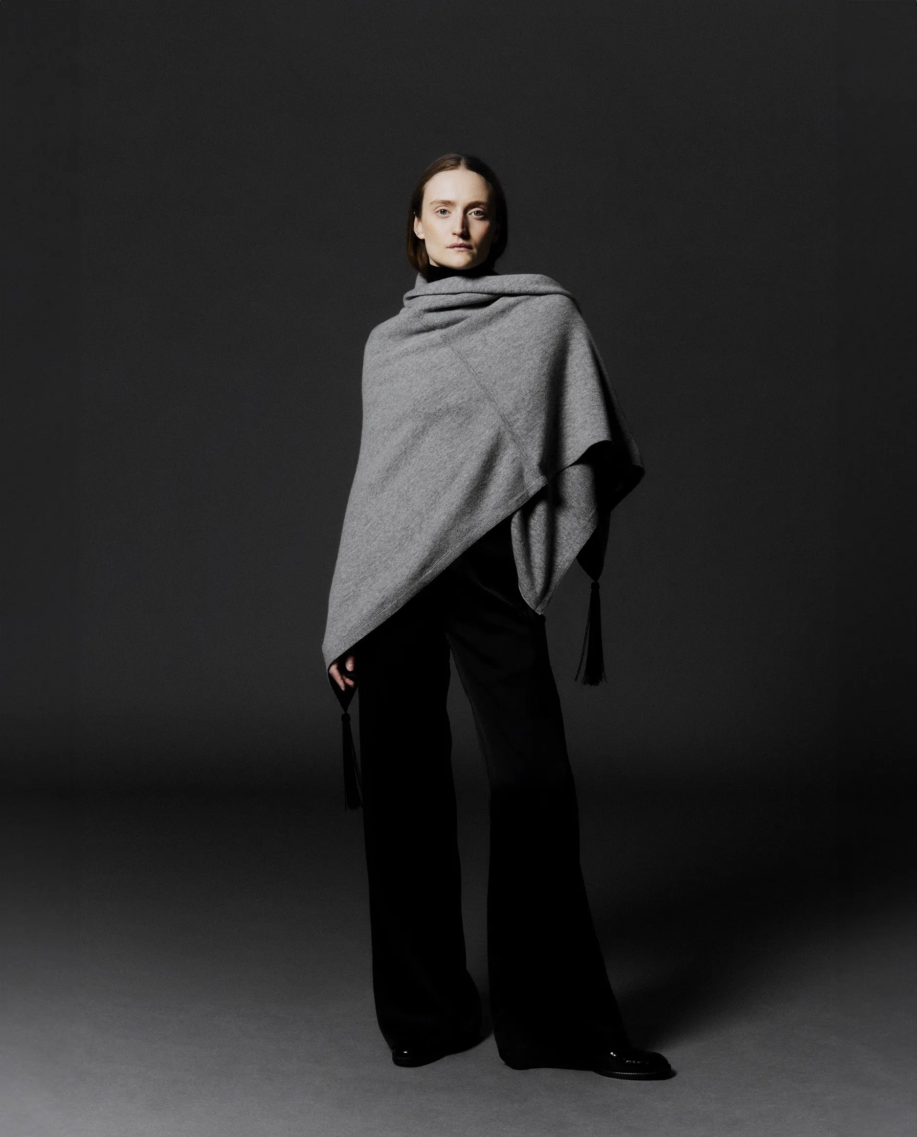 Hose aus Seide in Schwarz sold by Allude