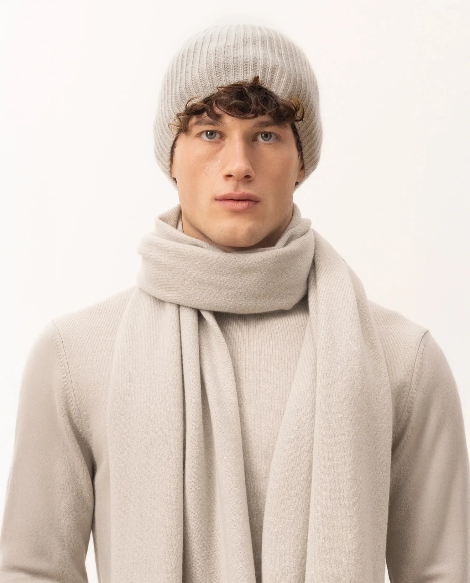 Cashmere Mütze in Grau sold by Allude product image thumbnail 3