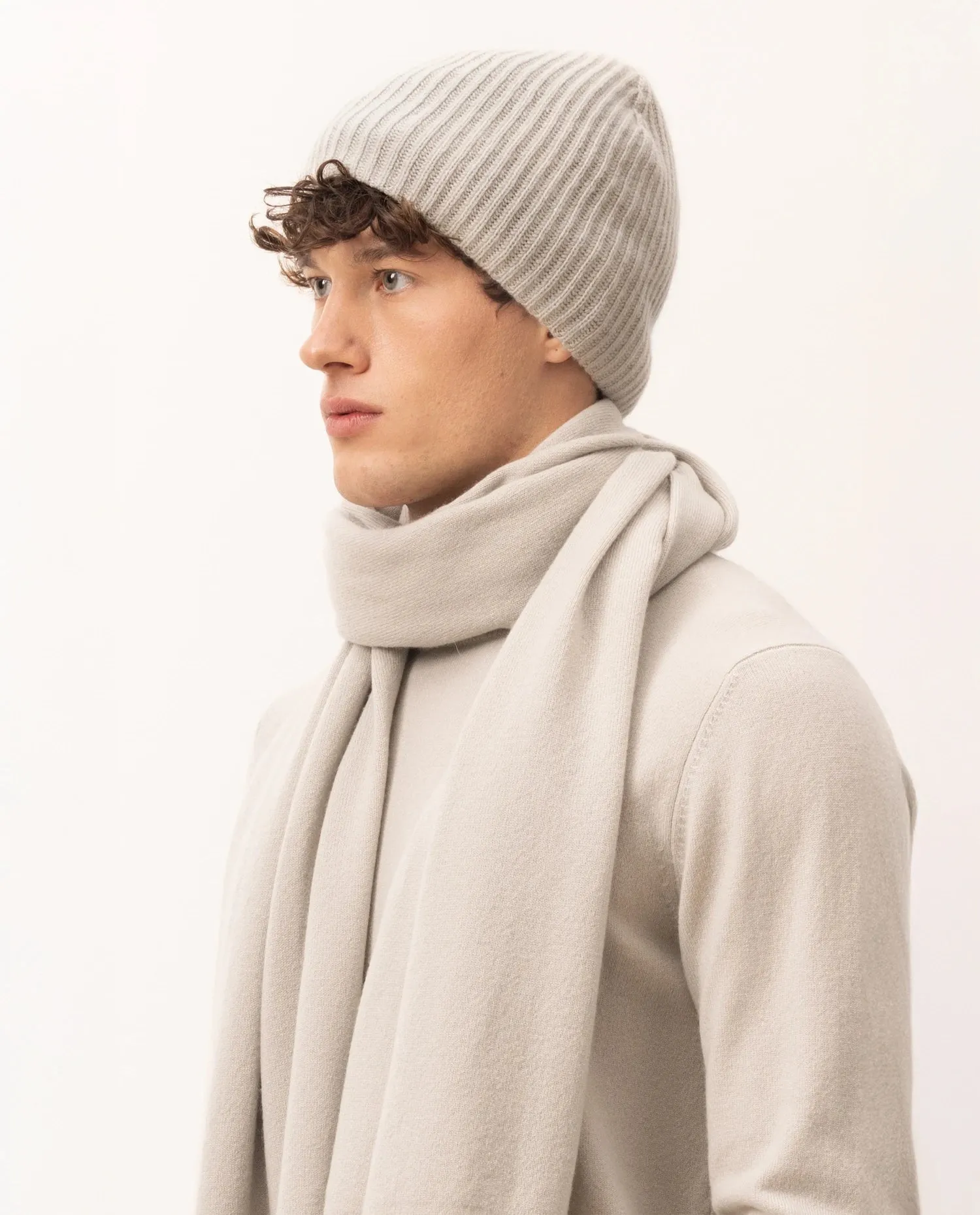 Cashmere Mütze in Grau sold by Allude