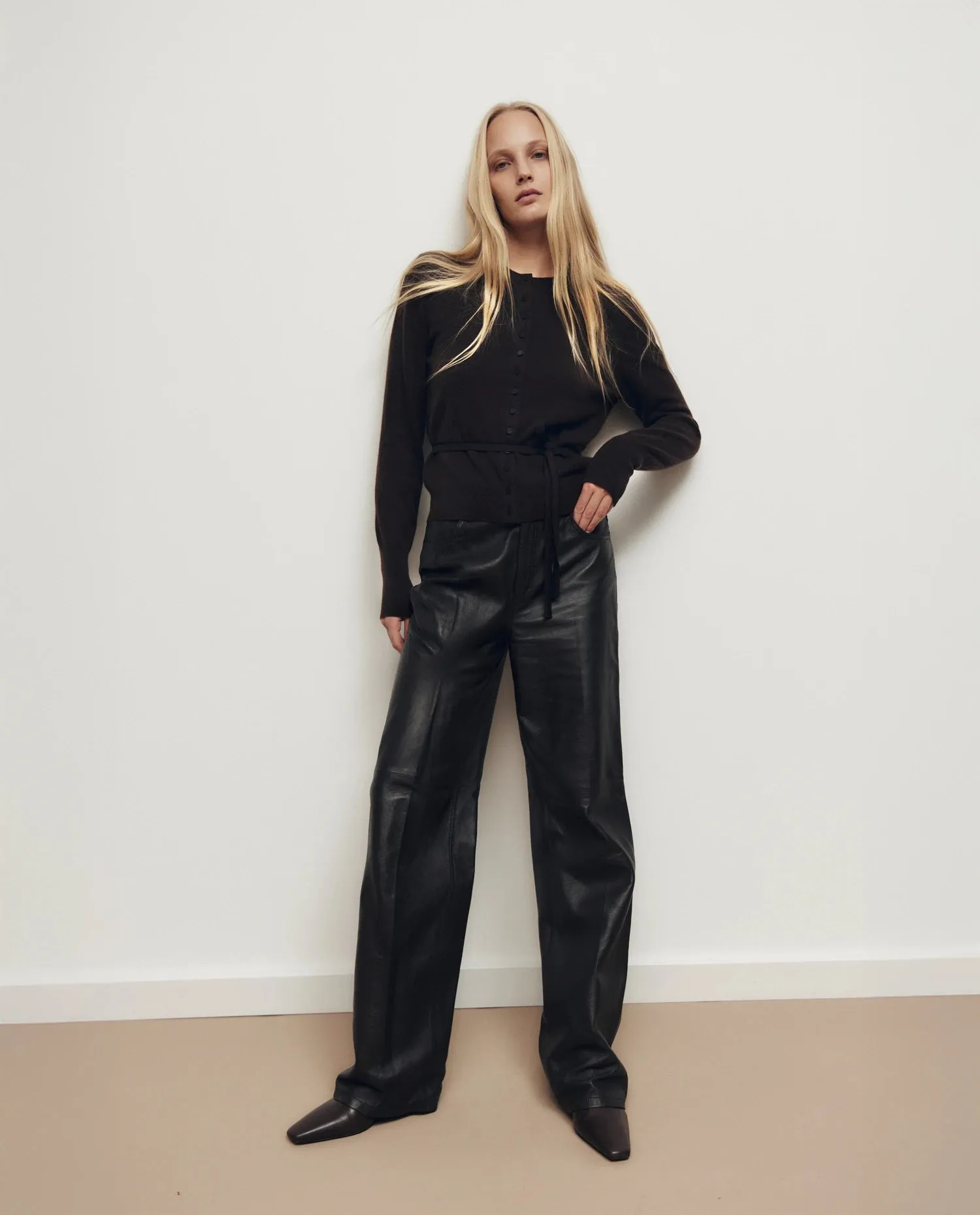 Woll-Mischung Strickjacke in Braun - Gerade Passform sold by Allude product image thumbnail 4