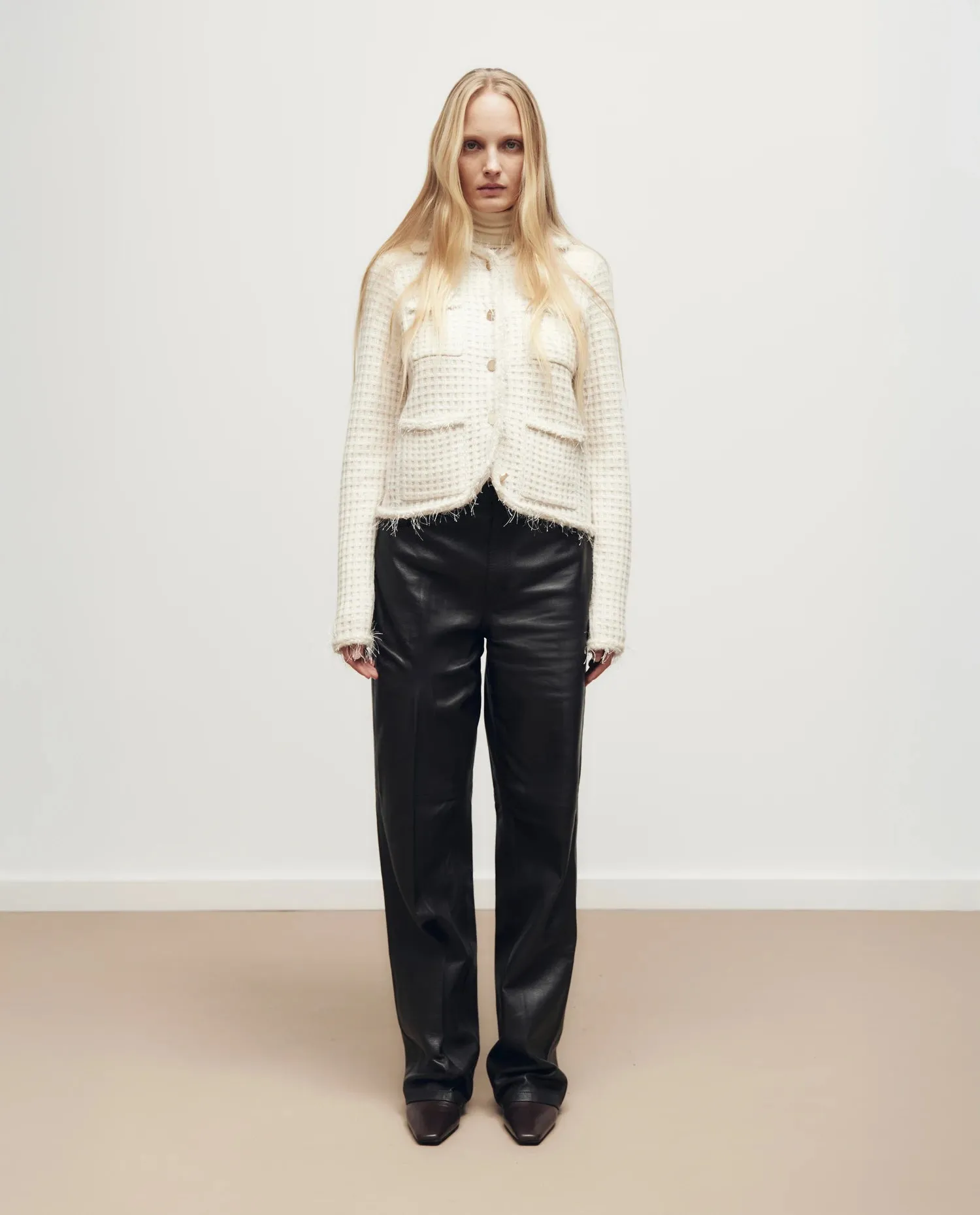 Woll-Mischung Strickjacke in Creme - Gerade Passform sold by Allude