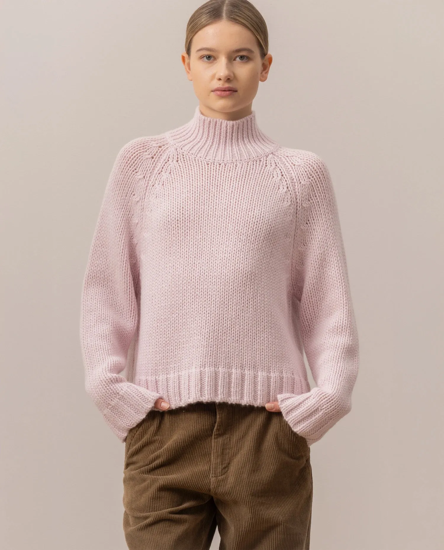 Cashmere Pullover in Rose - Gerade Passform sold by Allude