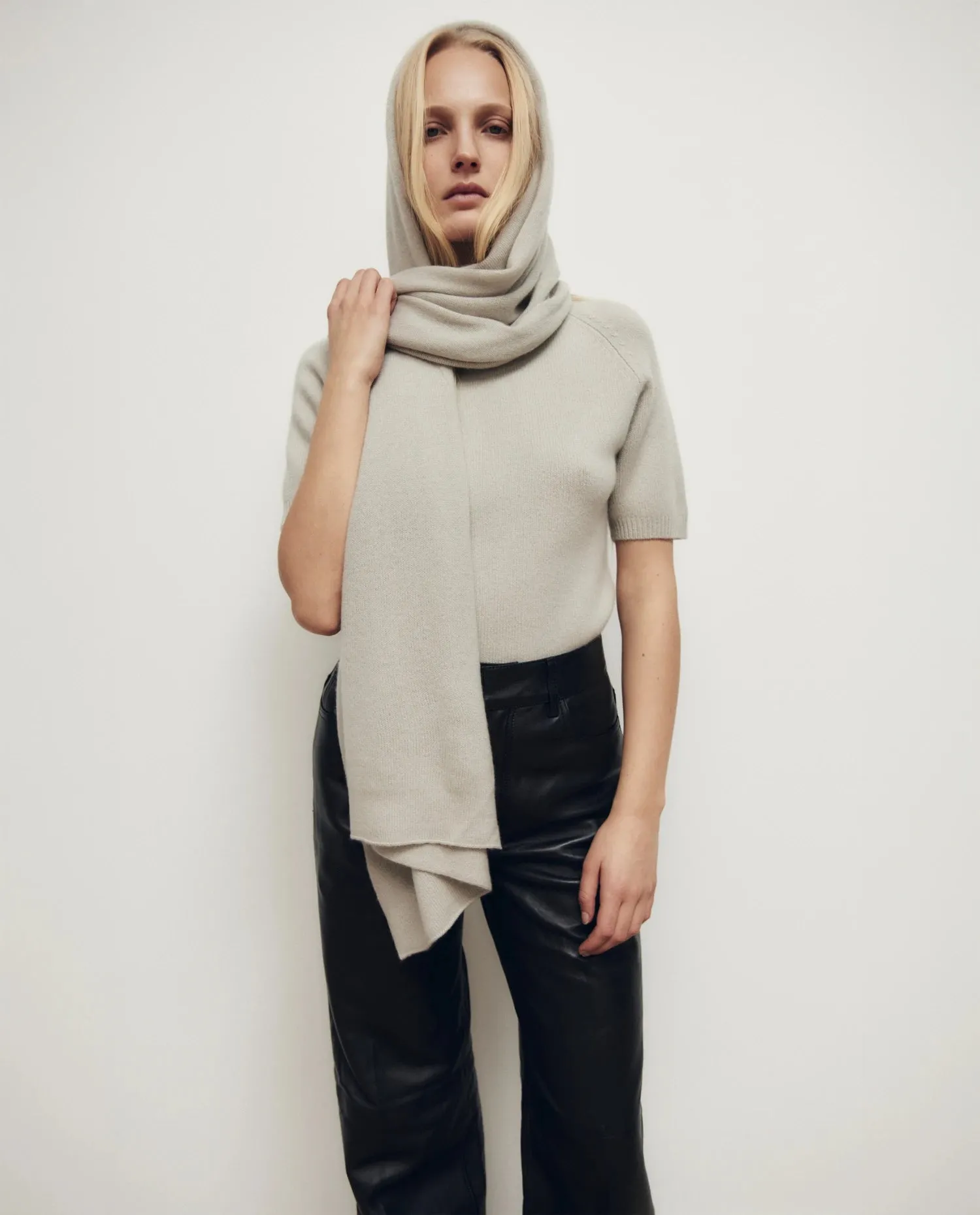 Cashmere Schal in Grau sold by Allude product image thumbnail 5