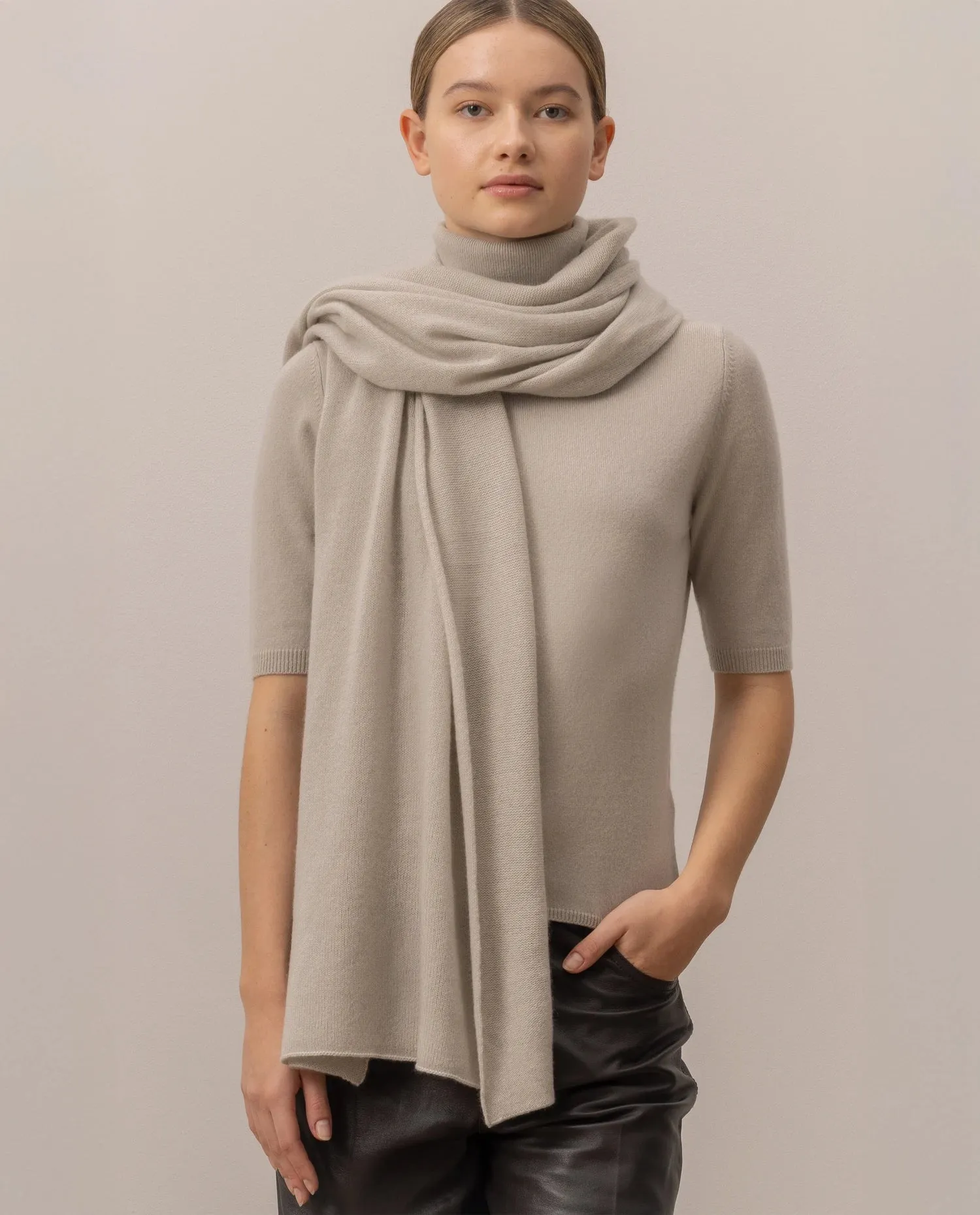 Cashmere Schal in Grau sold by Allude product image thumbnail 2