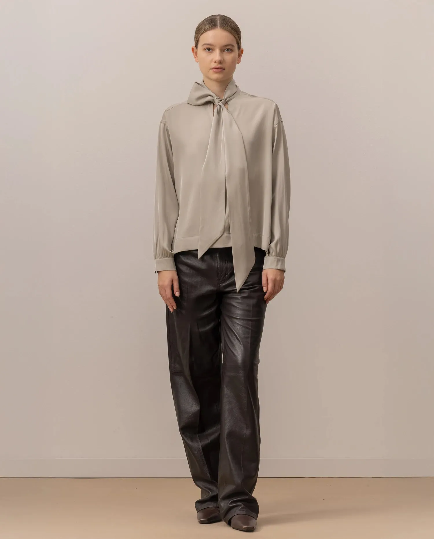 Seide Bluse in Grau - Lockerer Schnitt sold by Allude