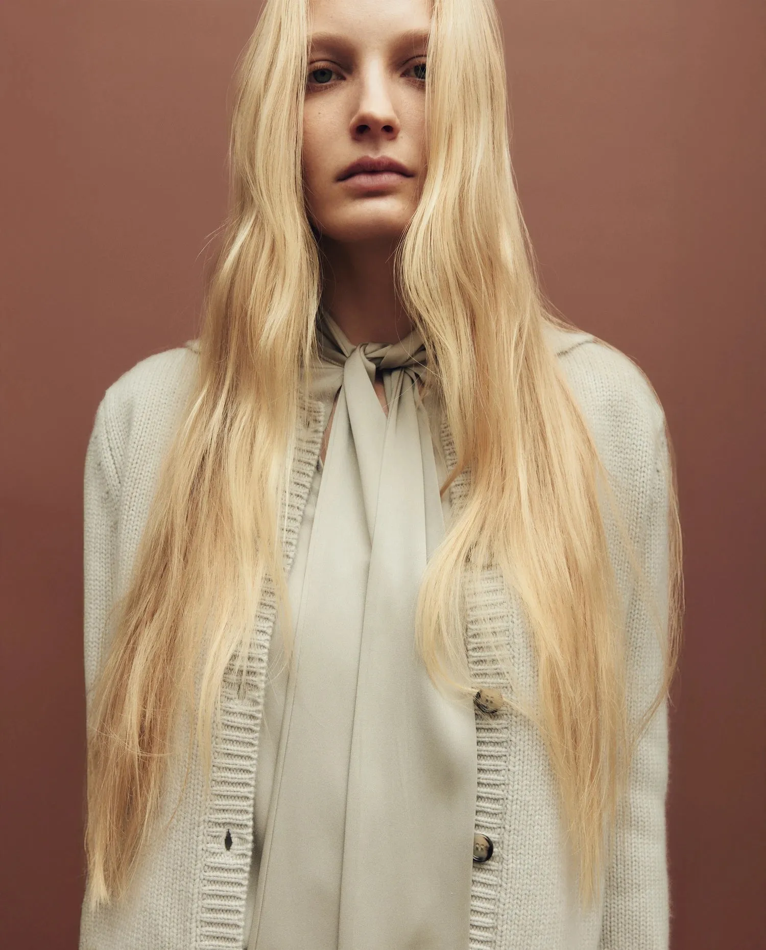 Seide Bluse in Grau - Lockerer Schnitt sold by Allude product image thumbnail 5