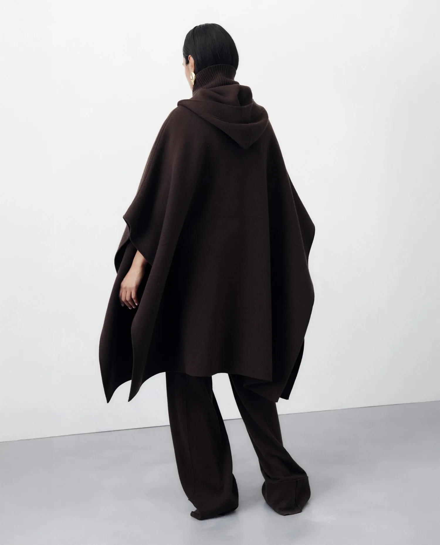 Cashmere Cape in Braun sold by Allude product image thumbnail 3