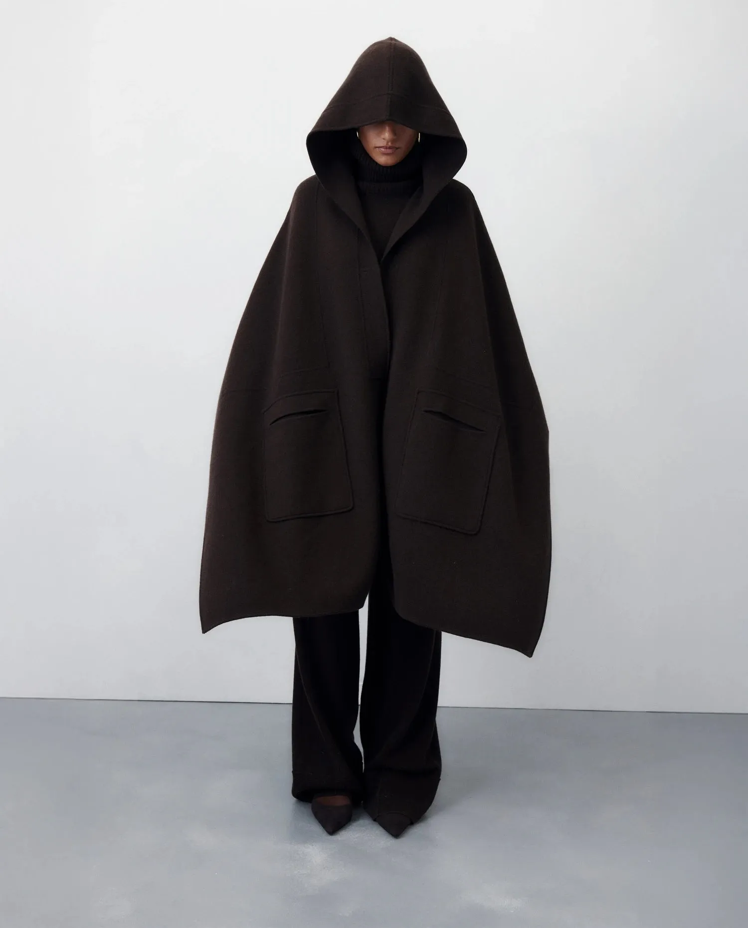 Cashmere Cape in Braun sold by Allude