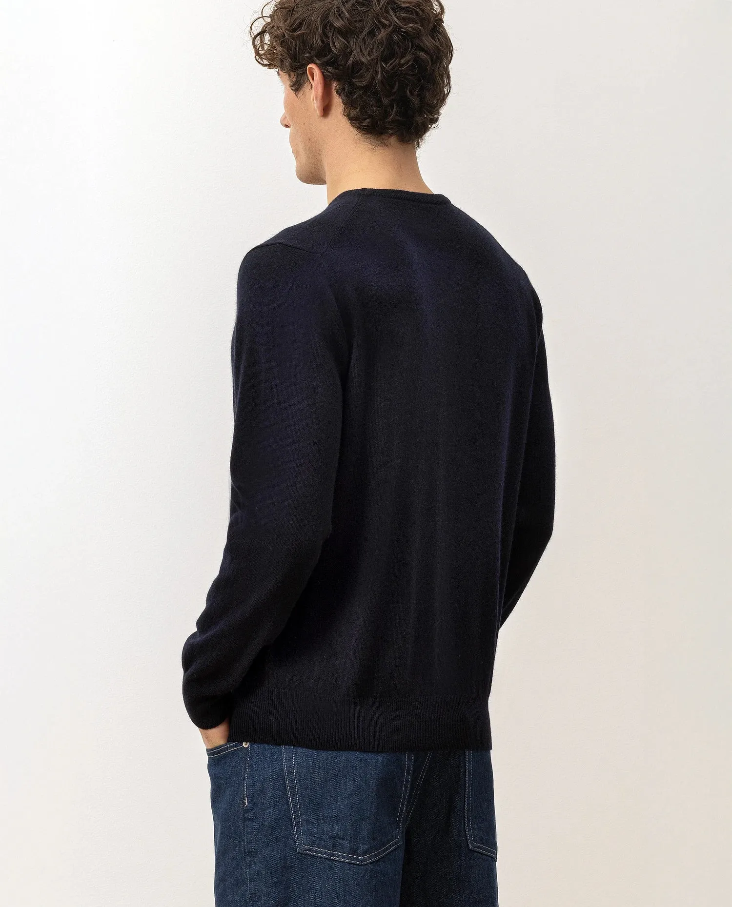 V-Ausschnitt Pullover aus Cashmere in Navy sold by Allude product image thumbnail 4