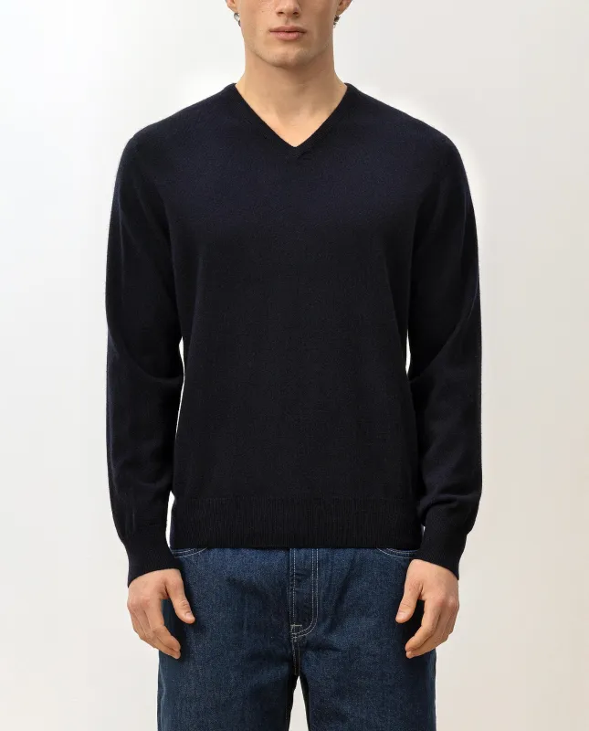 V-Ausschnitt Pullover aus Cashmere in Navy sold by Allude
