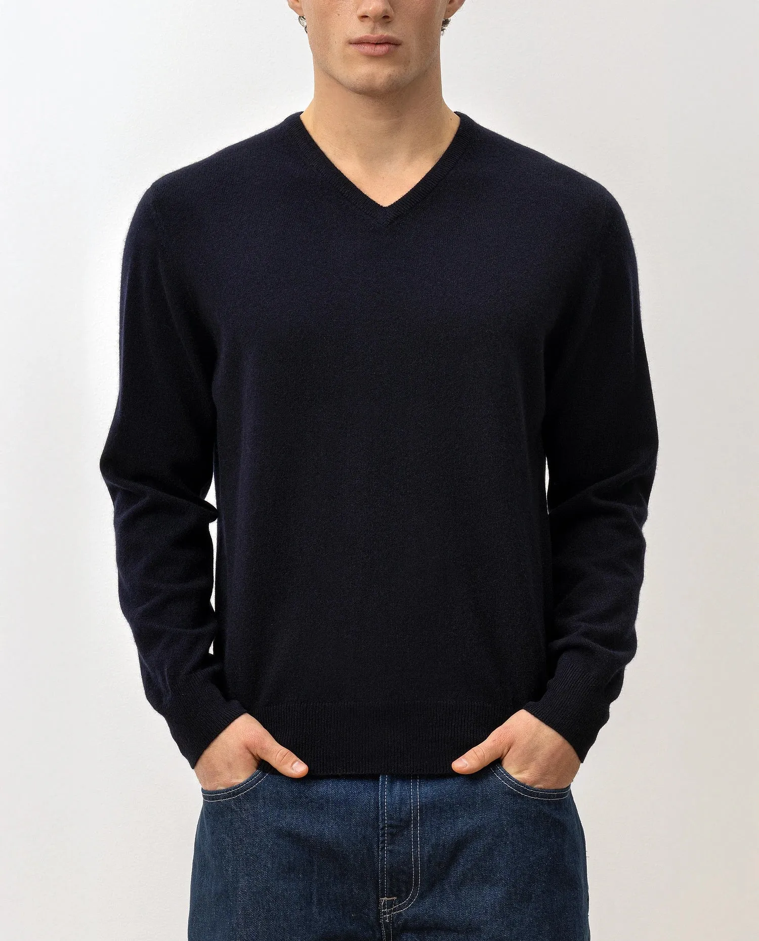 V-Ausschnitt Pullover aus Cashmere in Navy sold by Allude product image thumbnail 2