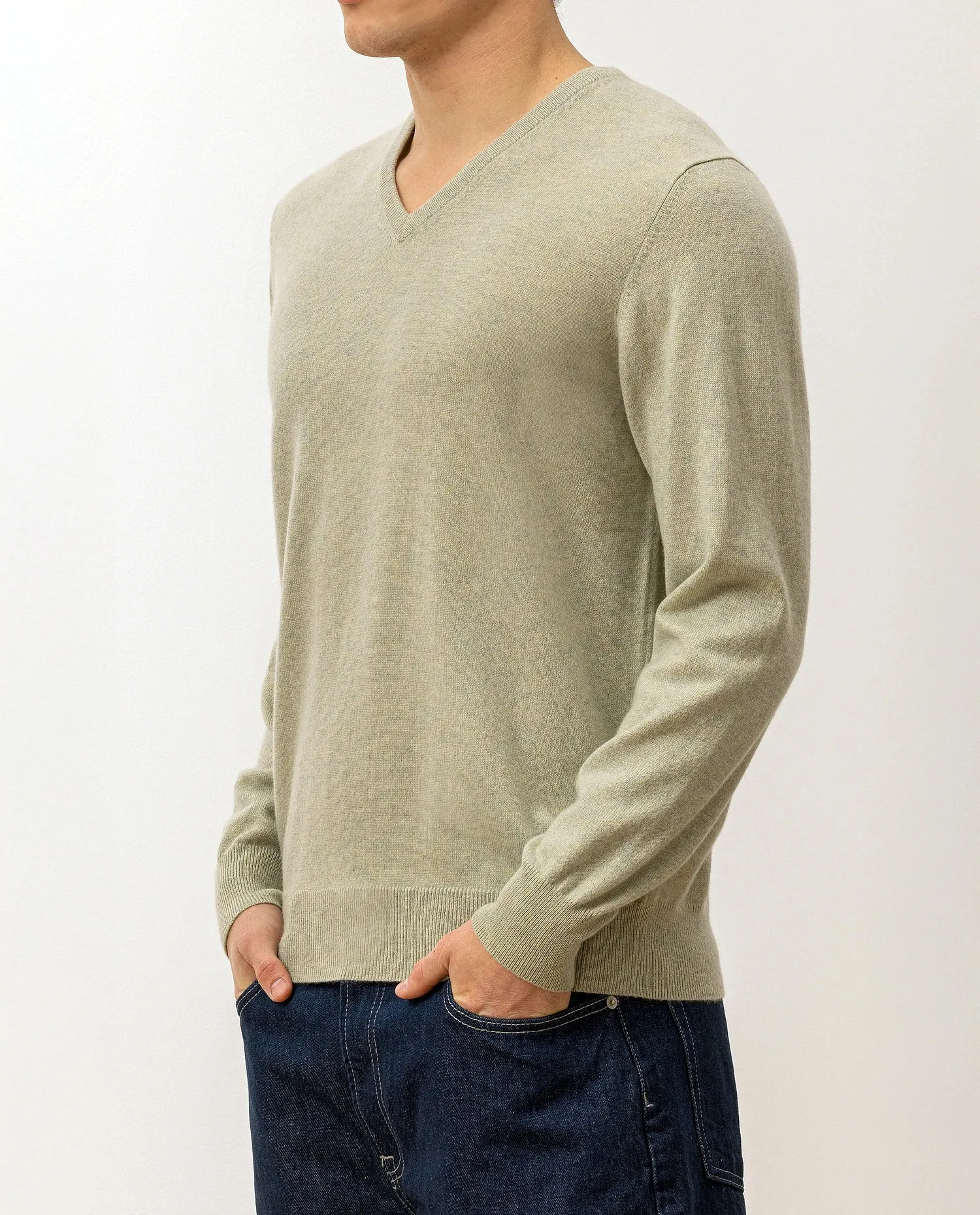 V-Ausschnitt Pullover aus Cashmere in Grün sold by Allude product image thumbnail 3