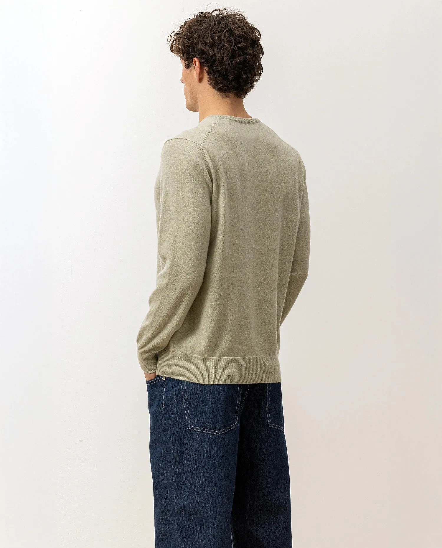 V-Ausschnitt Pullover aus Cashmere in Grün sold by Allude product image thumbnail 4