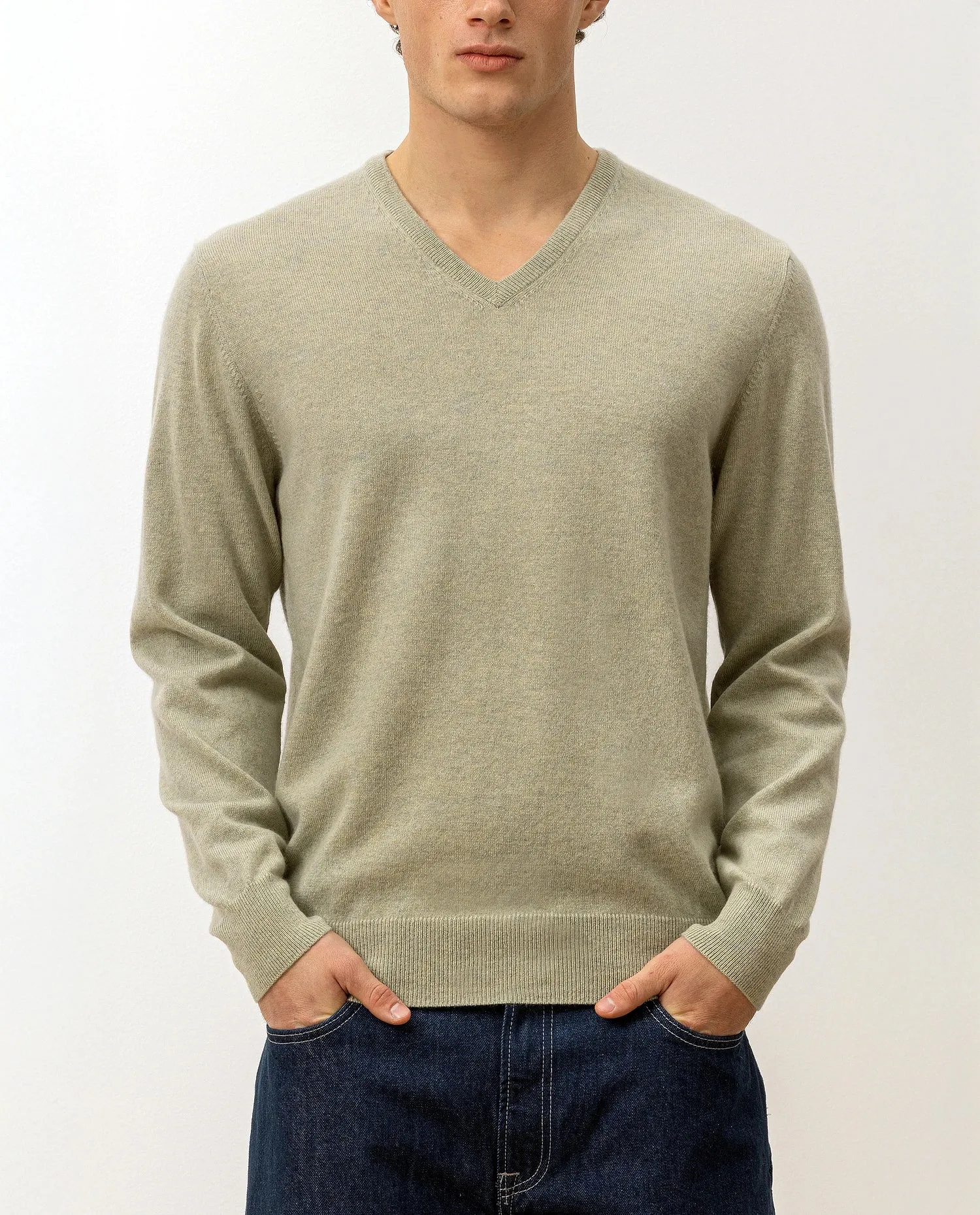 V-Ausschnitt Pullover aus Cashmere in Grün sold by Allude product image thumbnail 2