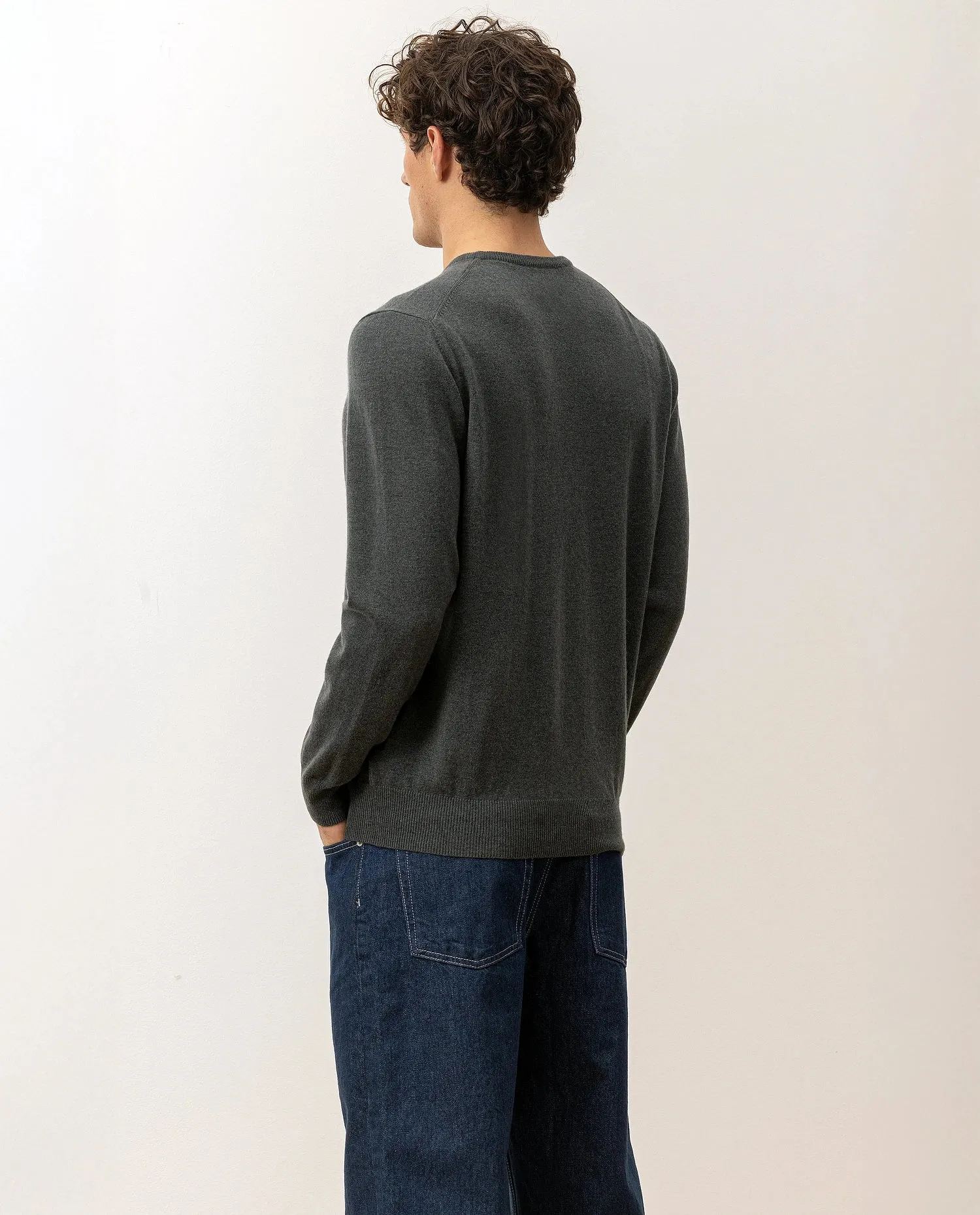 V-Ausschnitt Pullover aus Cashmere in Grün sold by Allude product image thumbnail 4