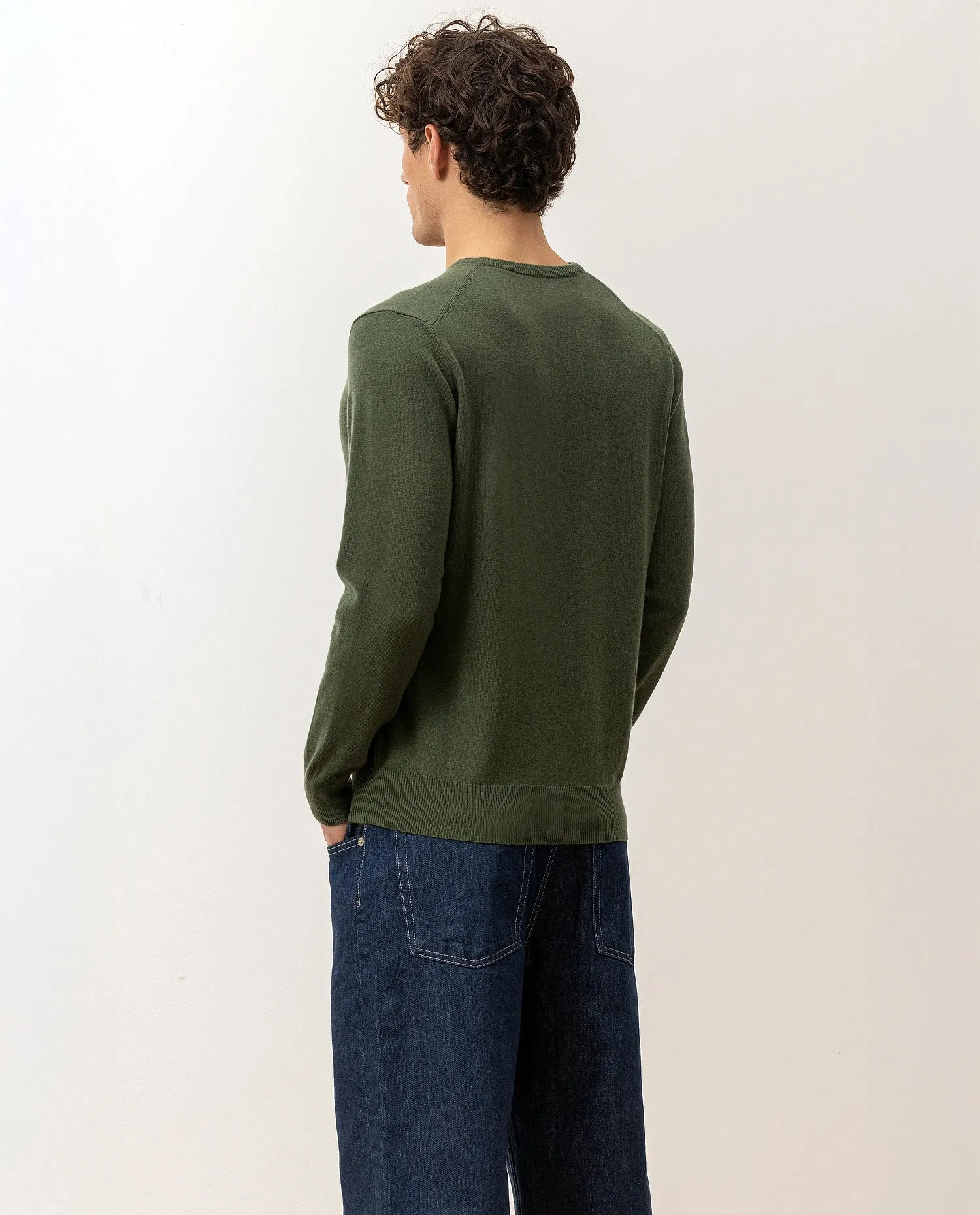 V-Ausschnitt Pullover aus Cashmere in Grün sold by Allude product image thumbnail 4