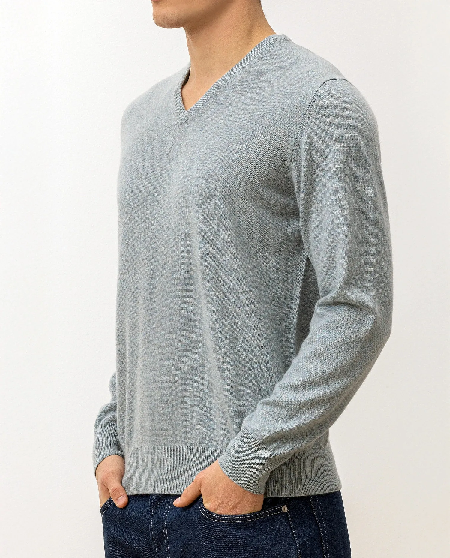 V-Ausschnitt Pullover aus Cashmere in Blau sold by Allude product image thumbnail 3