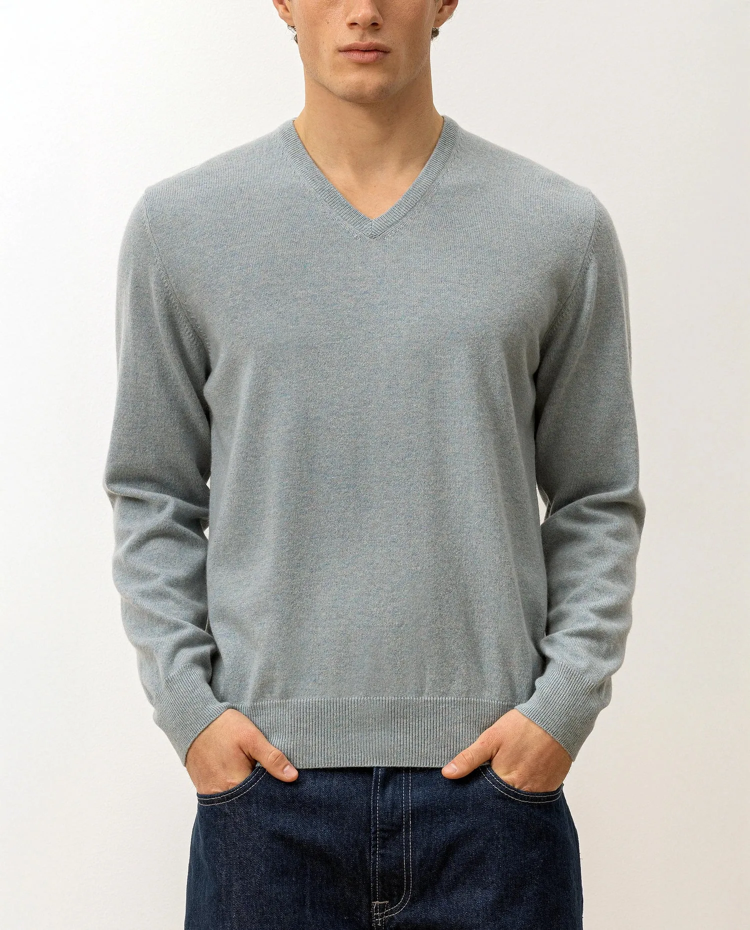 V-Ausschnitt Pullover aus Cashmere in Blau sold by Allude product image thumbnail 2