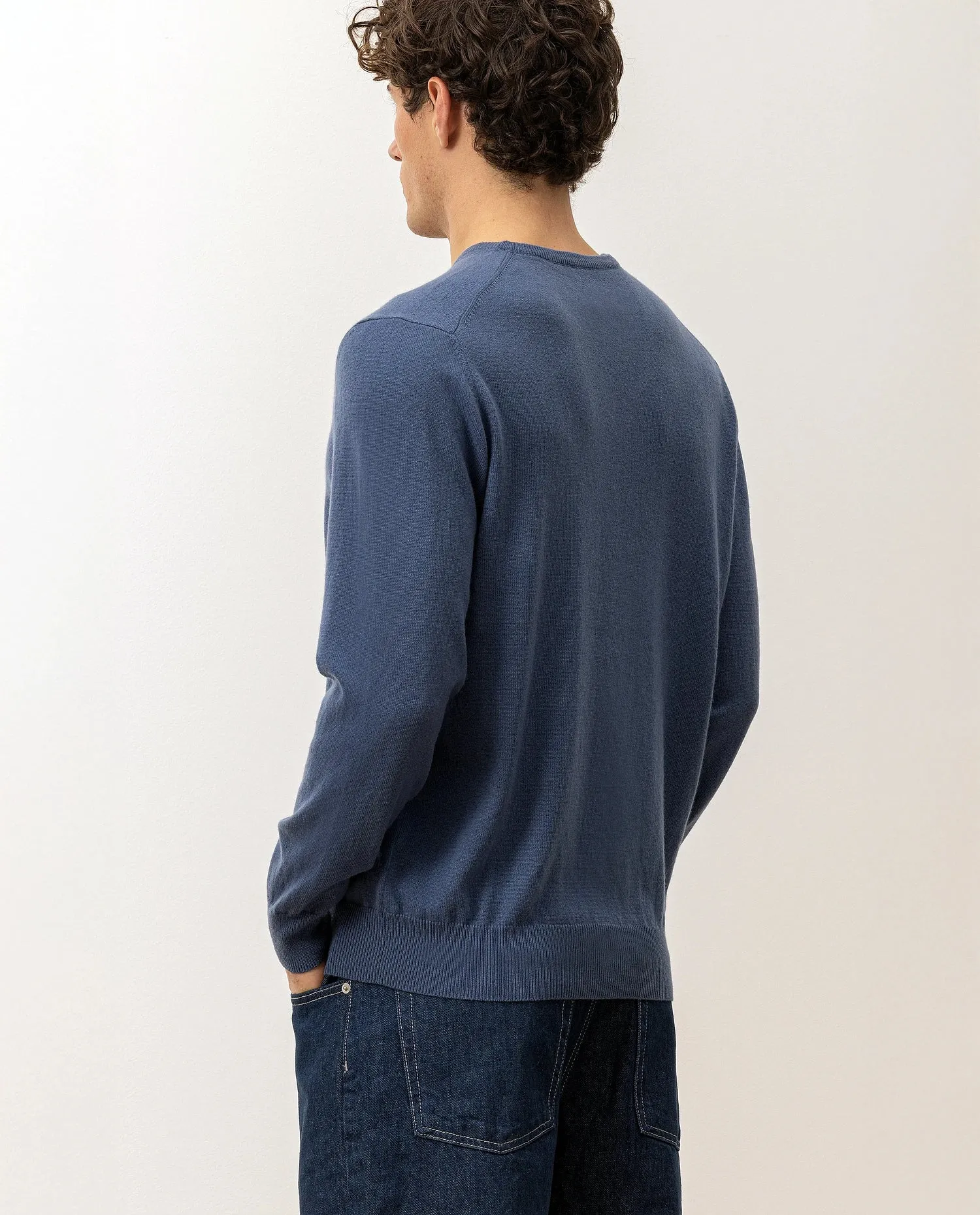 V-Ausschnitt Pullover aus Cashmere in Blau sold by Allude product image thumbnail 4