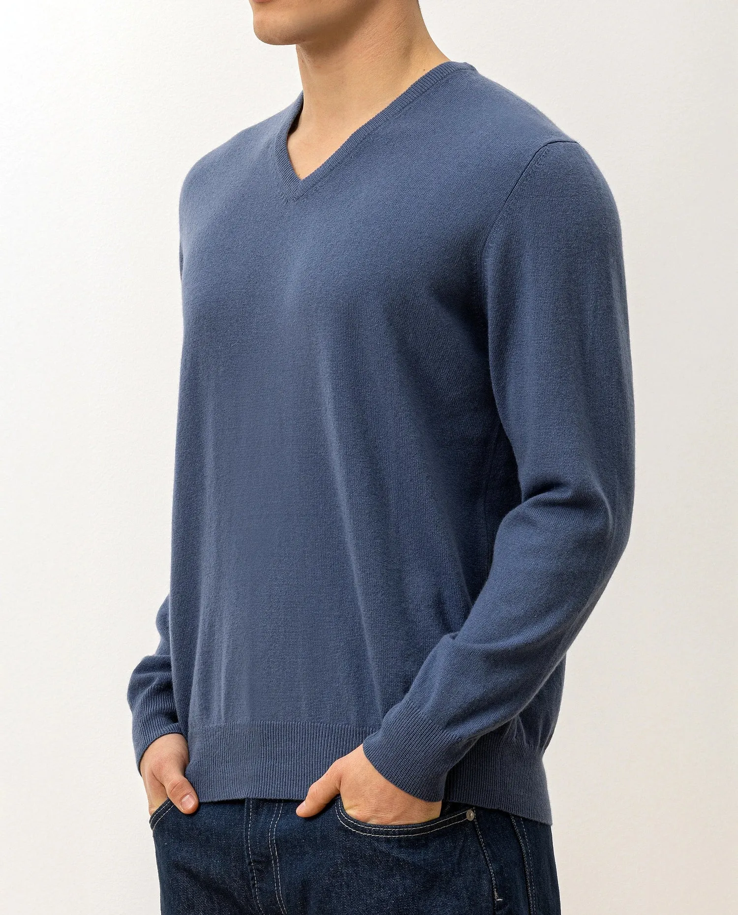 V-Ausschnitt Pullover aus Cashmere in Blau sold by Allude product image thumbnail 3