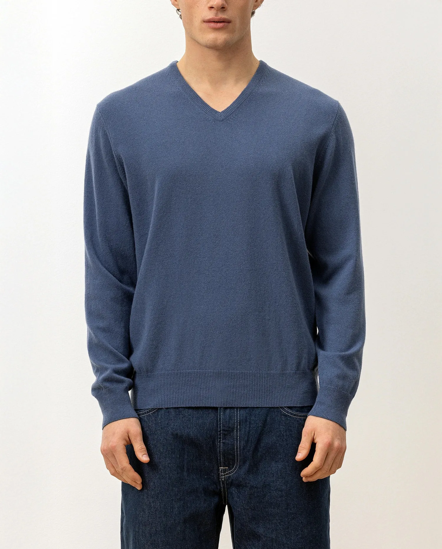 V-Ausschnitt Pullover aus Cashmere in Blau sold by Allude product image thumbnail 2