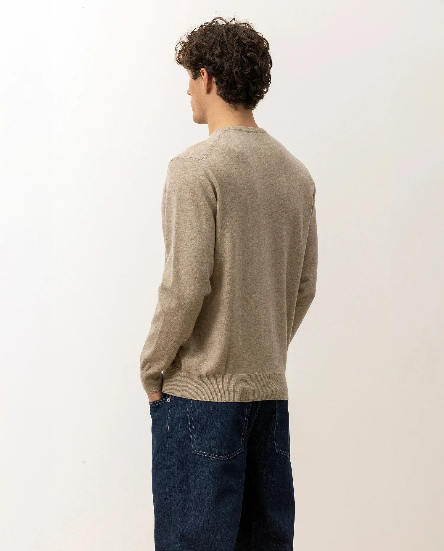 V-Ausschnitt Pullover aus Cashmere in Beige sold by Allude product image thumbnail 4