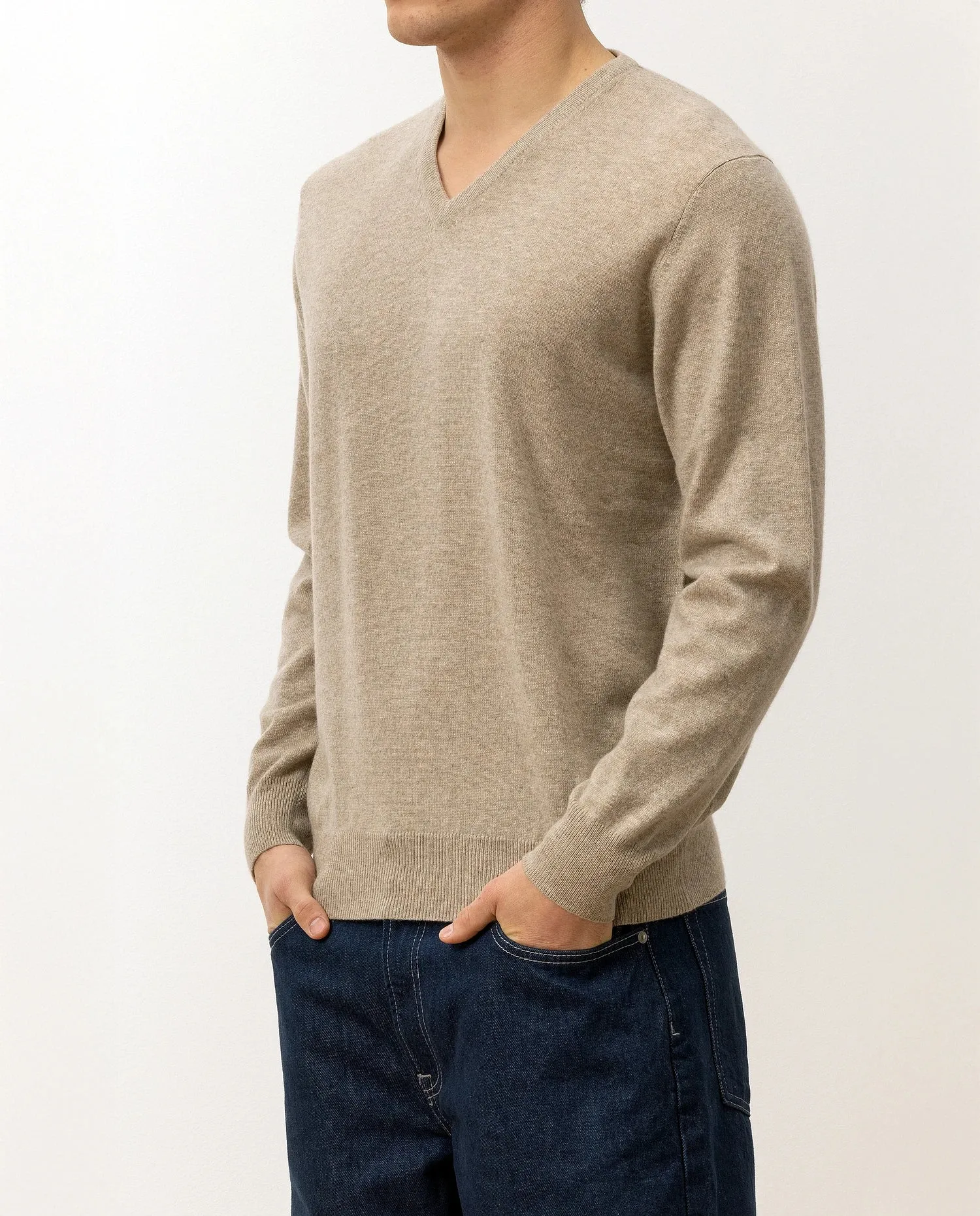 V-Ausschnitt Pullover aus Cashmere in Beige sold by Allude product image thumbnail 3