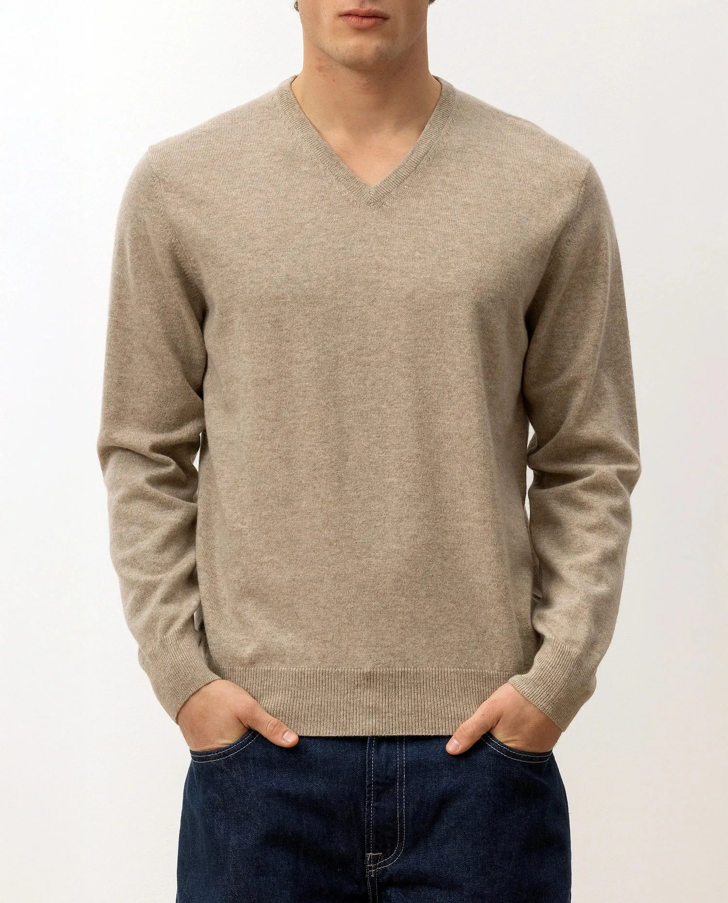 V-Ausschnitt Pullover aus Cashmere in Beige sold by Allude product image thumbnail 2