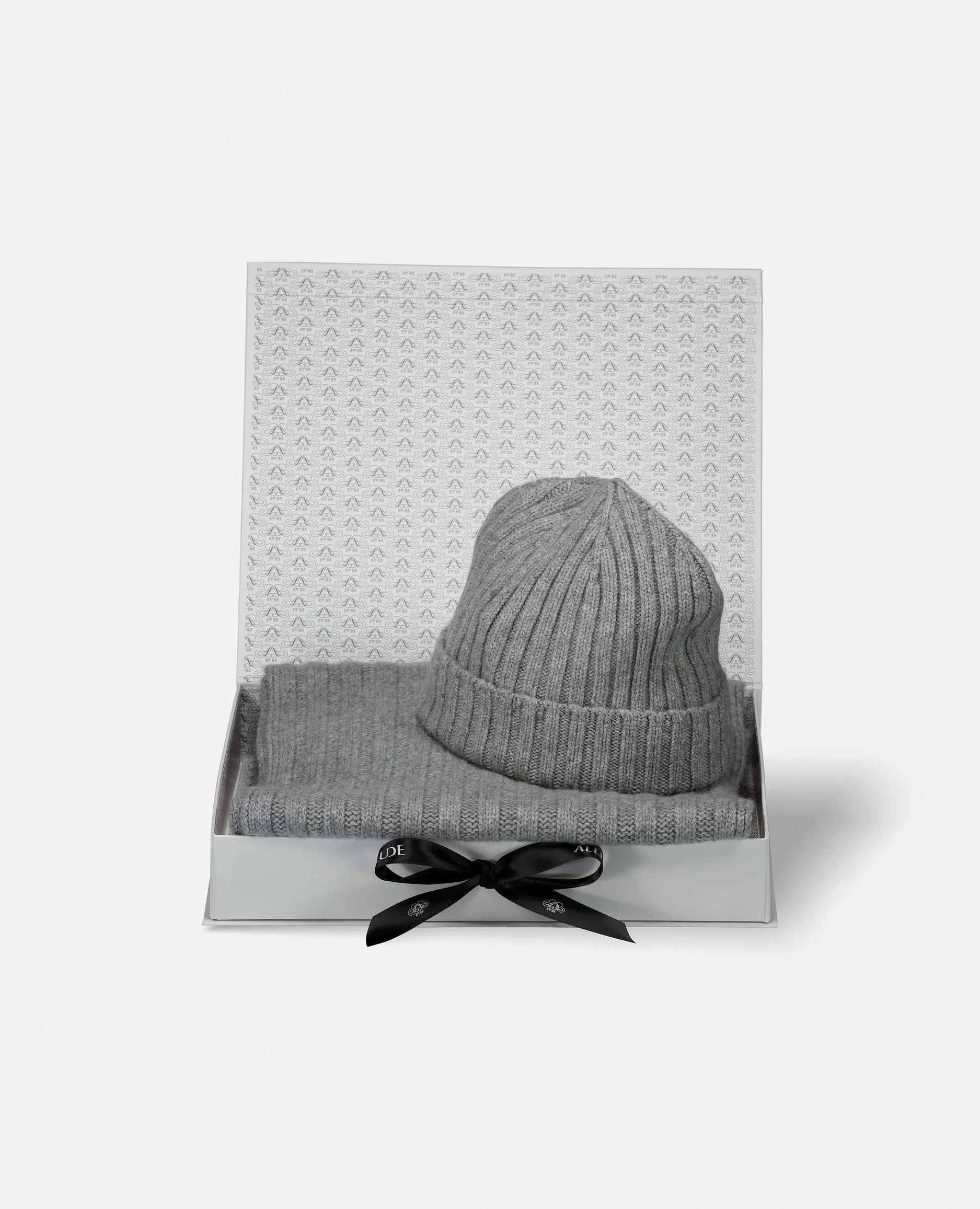 Geschenkset aus Mütze und Schal in Dunkelgrau sold by Allude