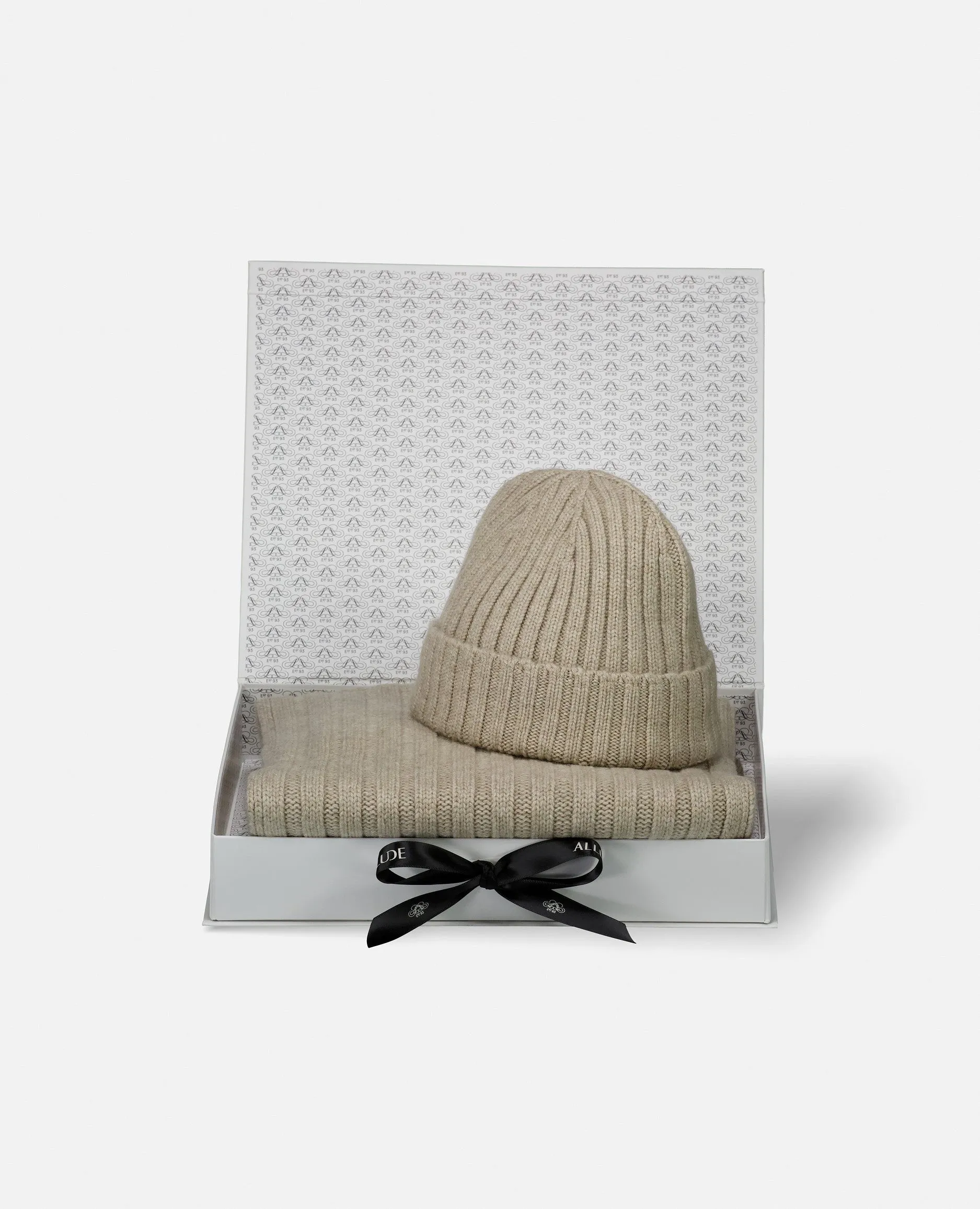 Geschenkset aus Mütze und Schal in Beige sold by Allude