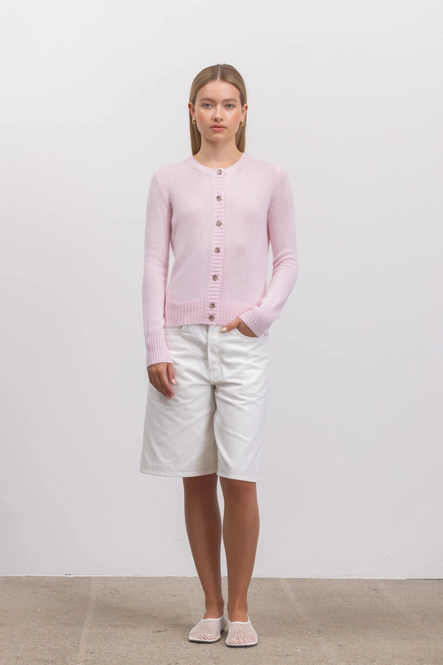 Cashmere Strickjacke in Rose sold by Allude product image thumbnail 5