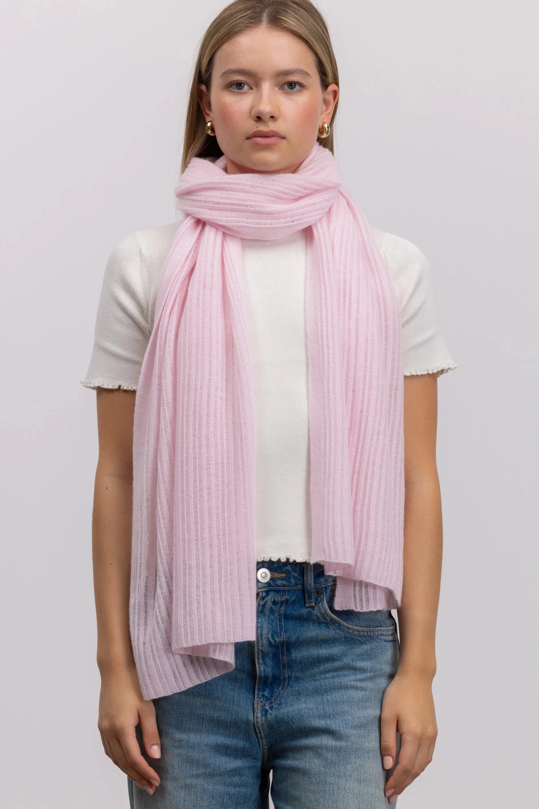 Cashmere Schal in Rose sold by Allude product image thumbnail 5
