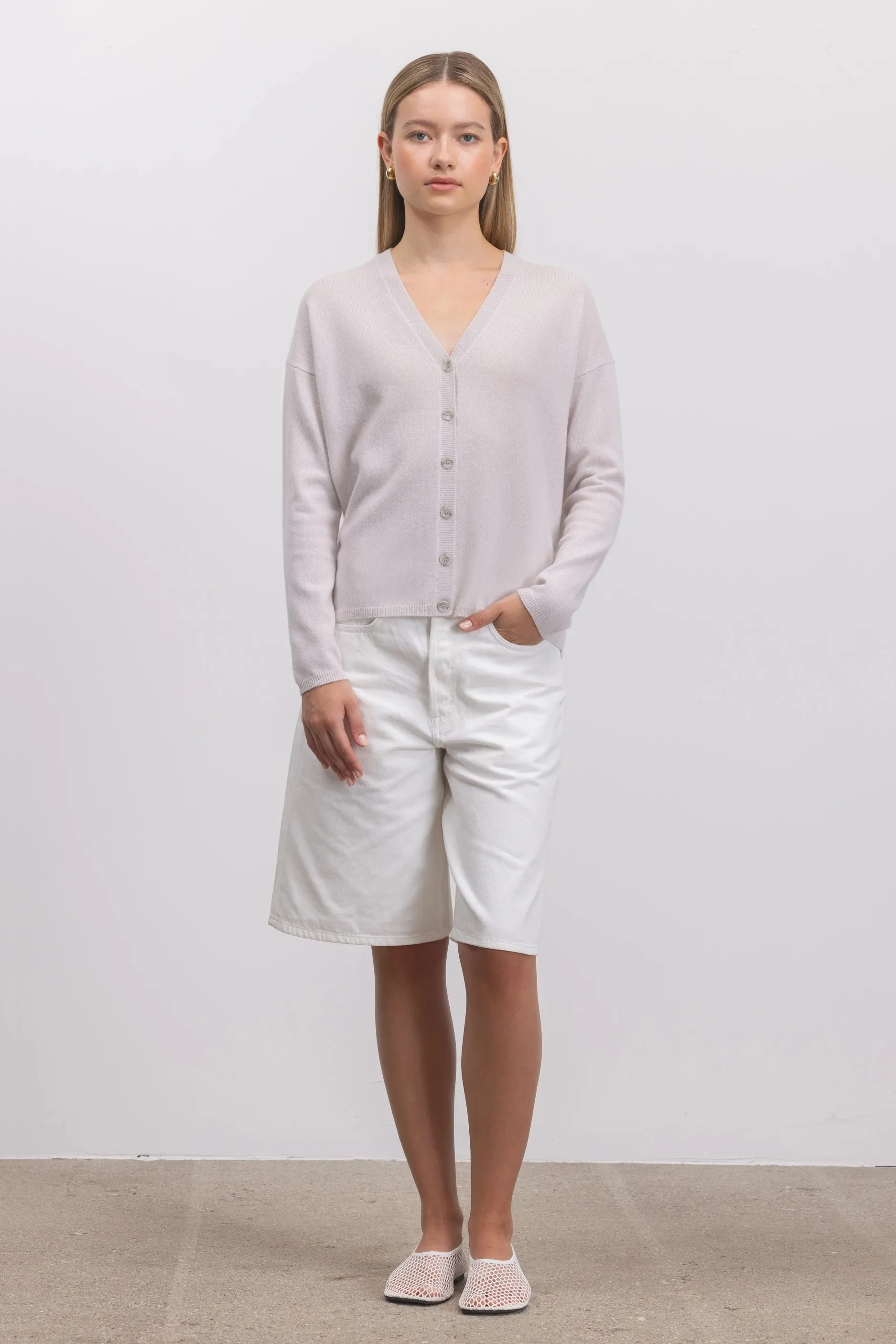 Cashmere Strickjacke in Grau sold by Allude product image thumbnail 5