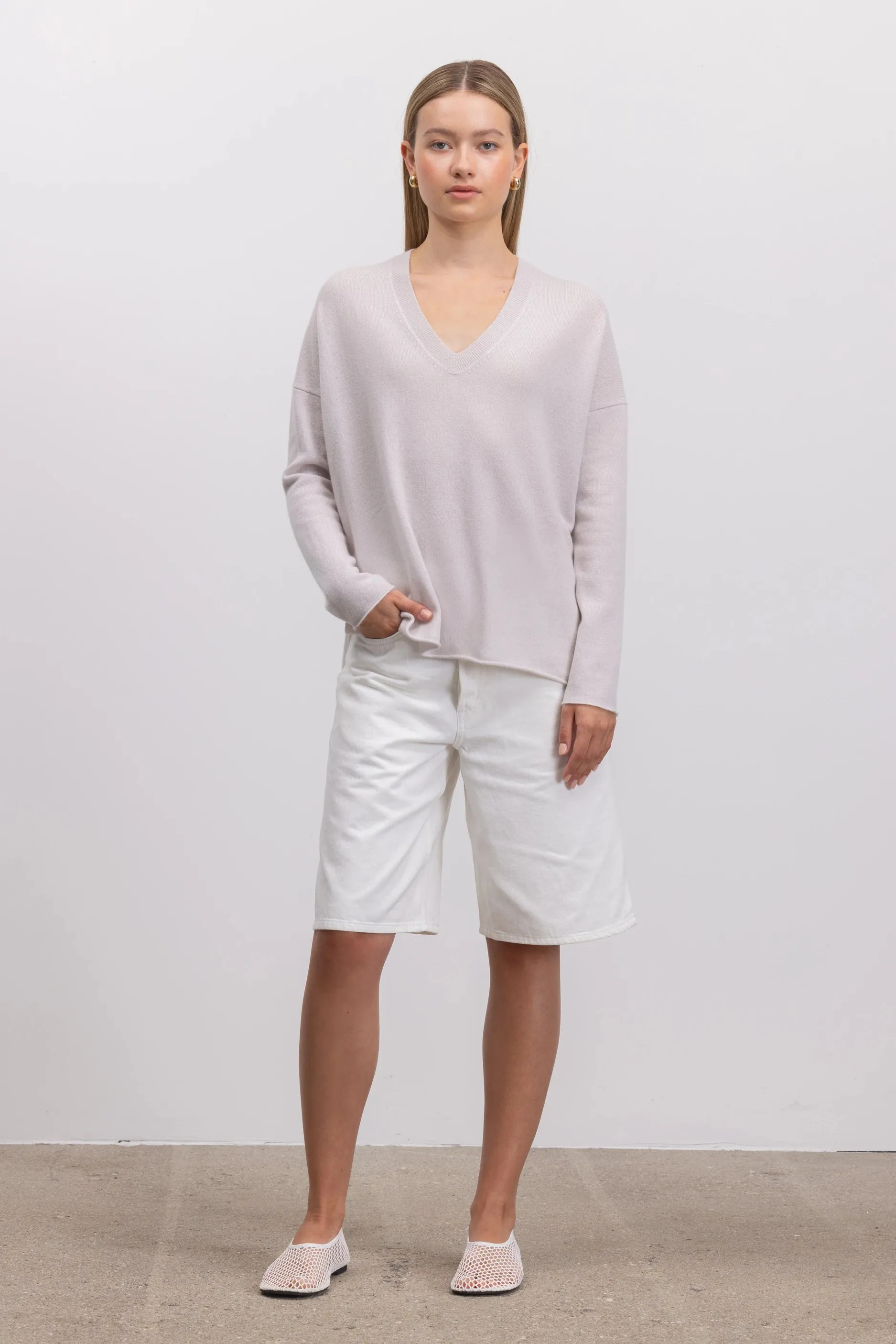 Cashmere Pullover in Grau sold by Allude product image thumbnail 5