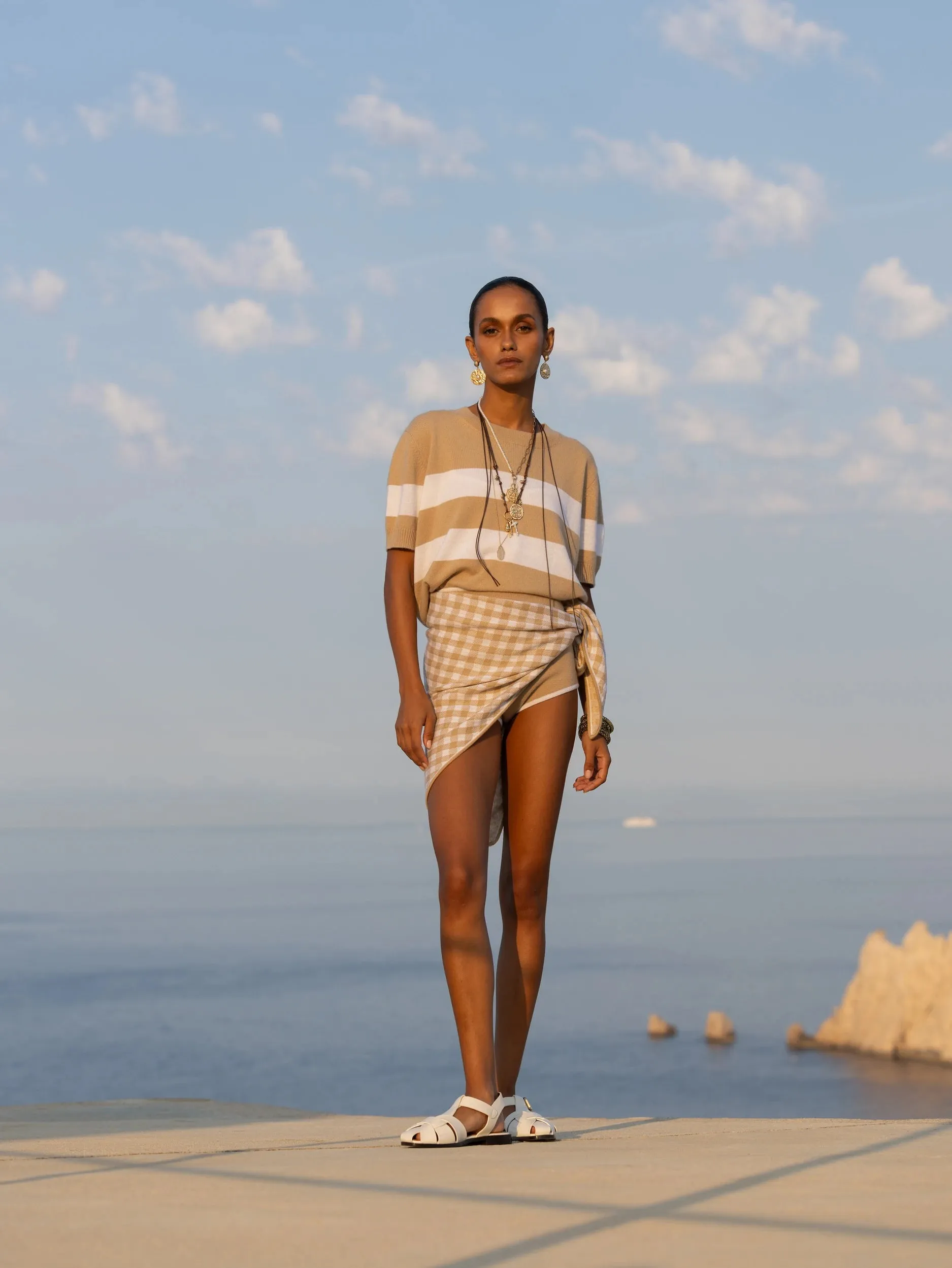 Woll-Mischung Schal in Beige sold by Allude product image thumbnail 2