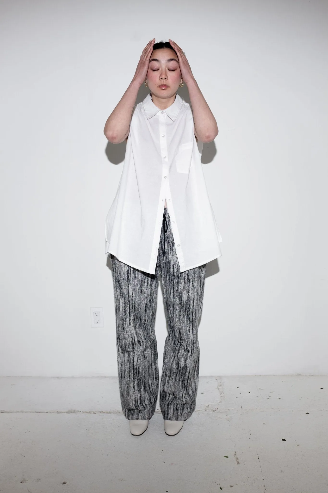 Alvin Sleeveless Blouse in White sold by et Tigre product image thumbnail 5