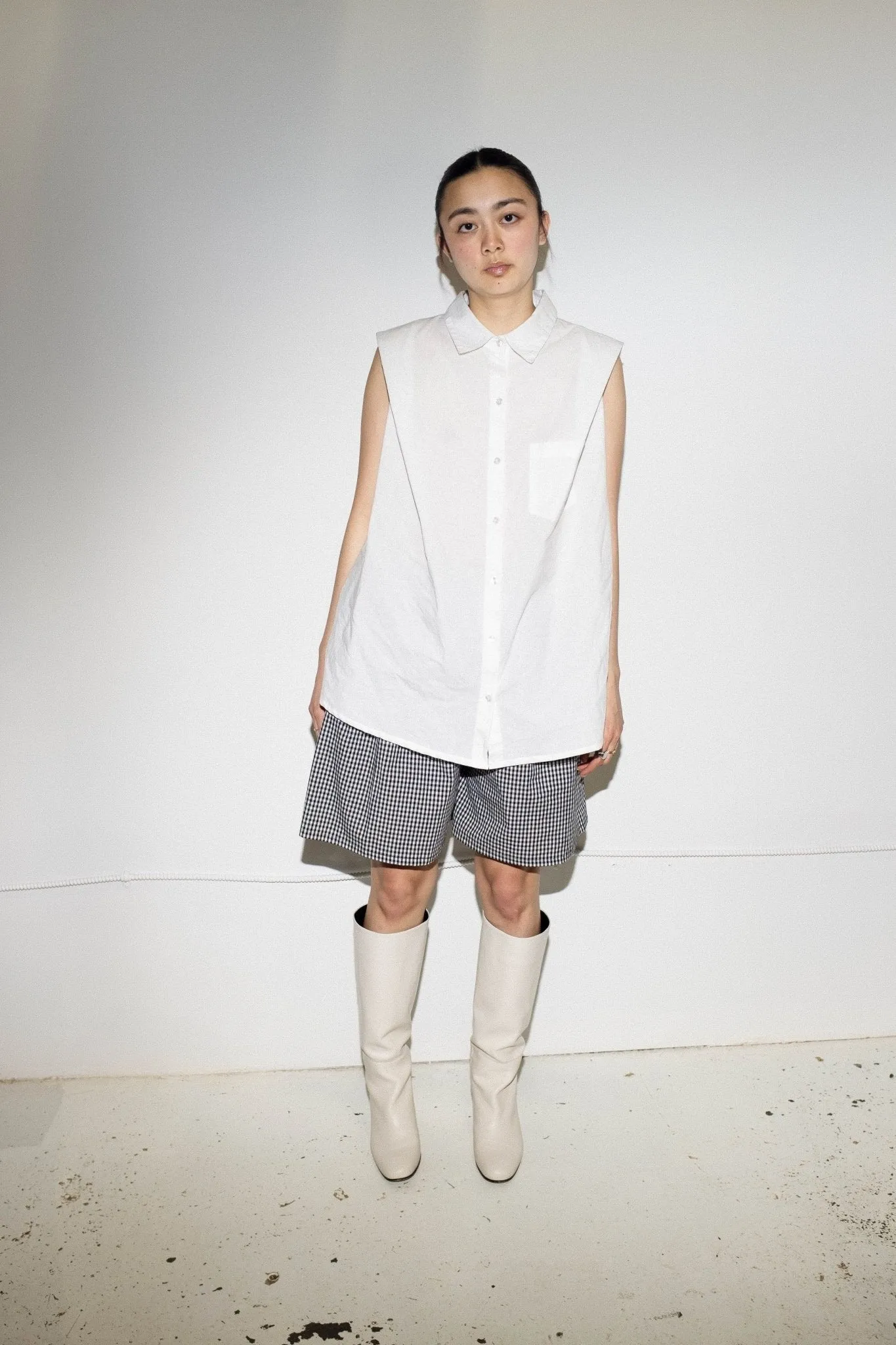 Alvin Sleeveless Blouse in White sold by et Tigre product image thumbnail 3