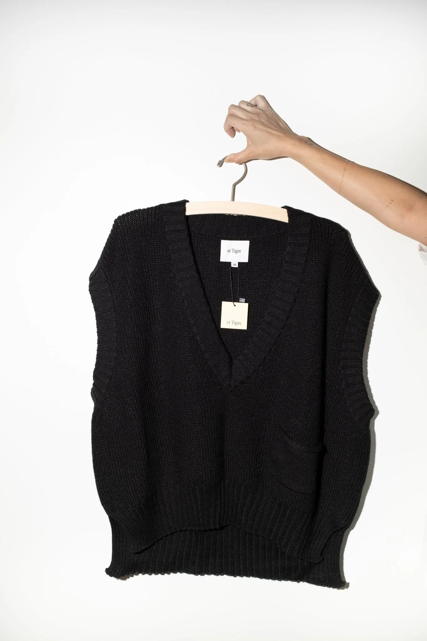 Winston Vest in Black sold by et Tigre product image thumbnail 4