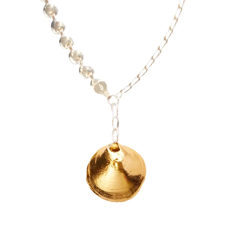 Una Concha En La Arena sold by Simuero