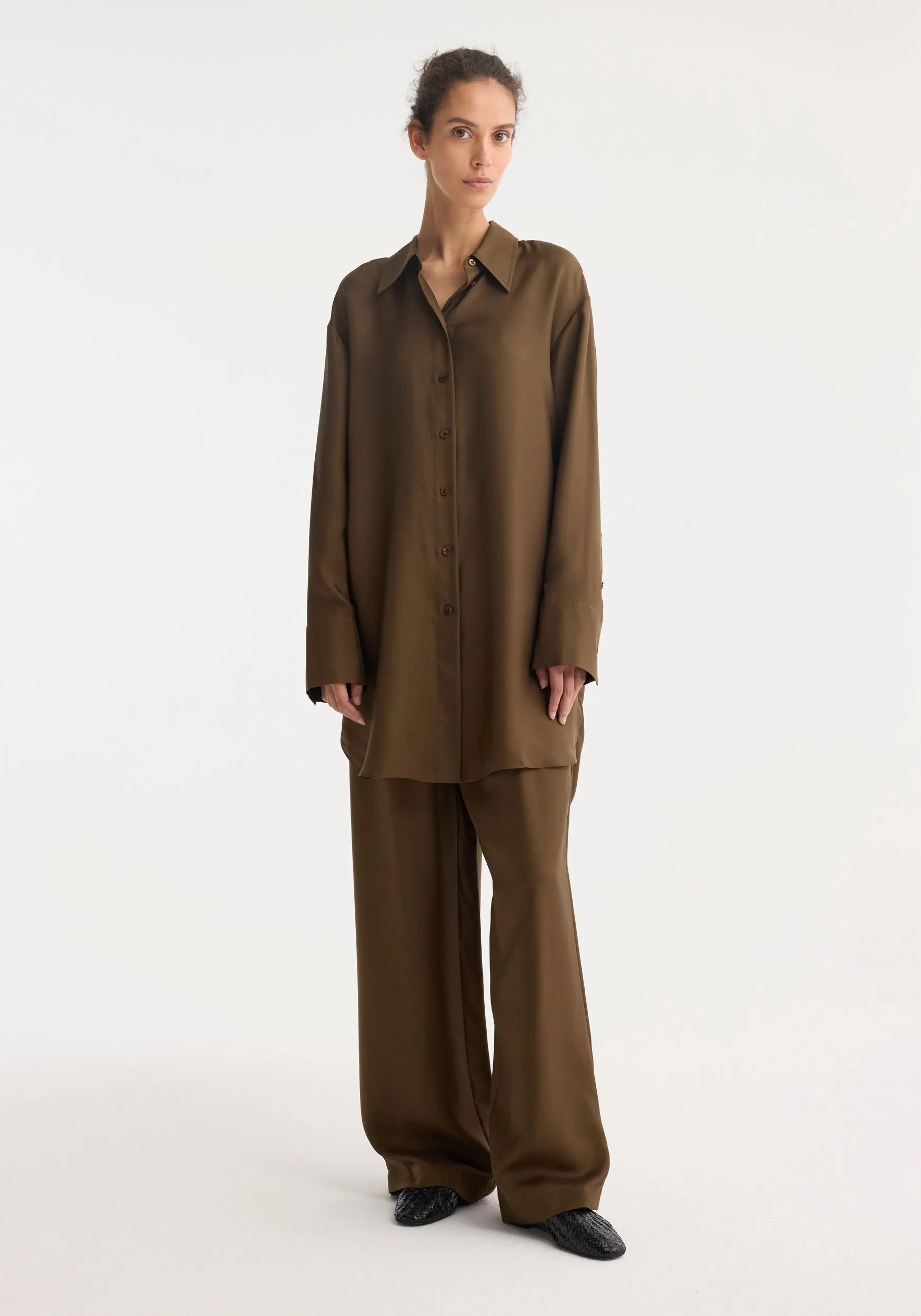 Signature elongated silk shirt | forest sold by Rohe