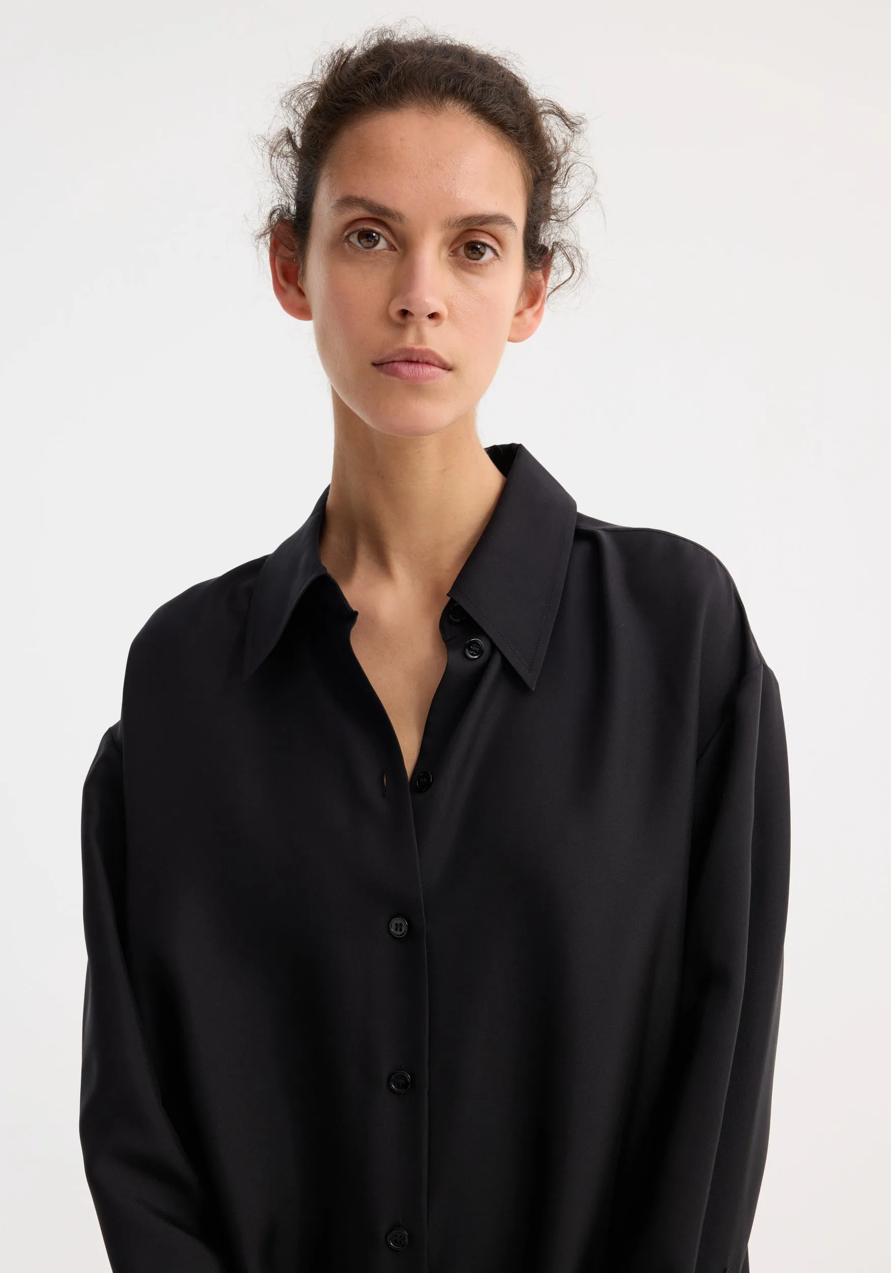 Signature elongated silk shirt | black sold by Rohe product image thumbnail 2