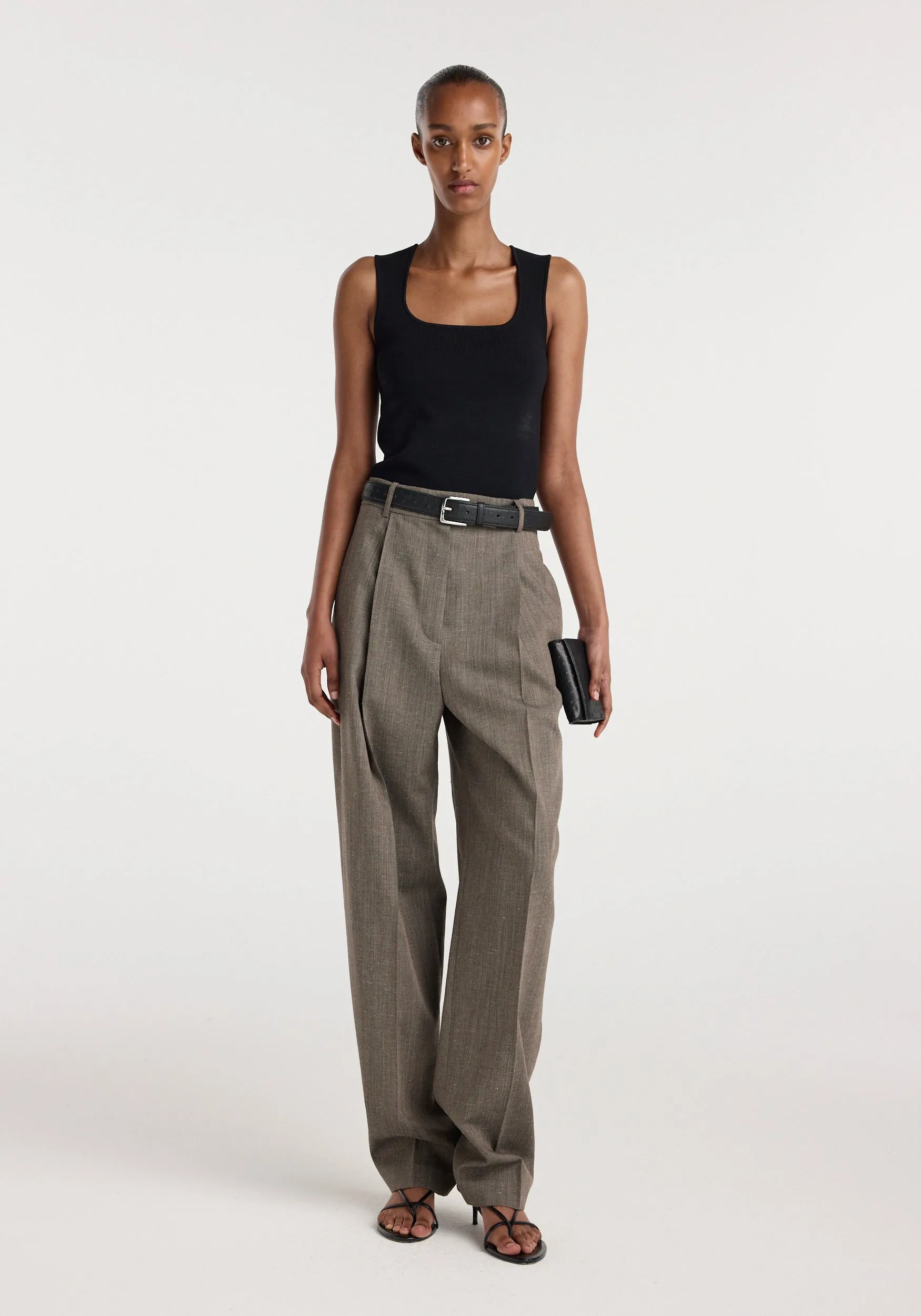 Daria - Single pleat tapered trousers | earth slub sold by Rohe