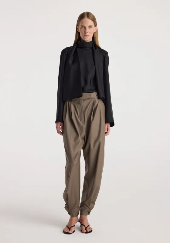 Tailored cuff trousers | desert brown made by Rohe