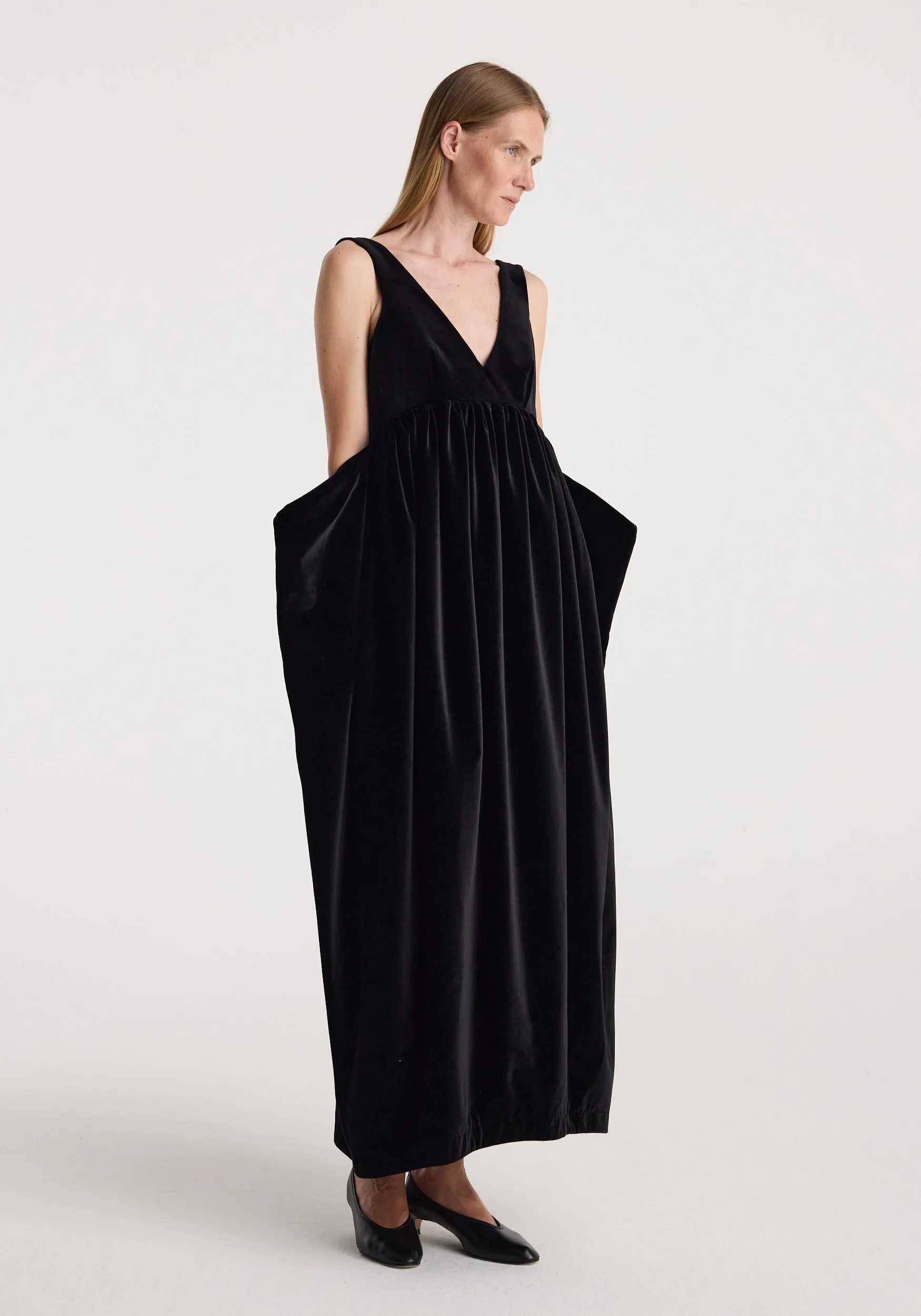 Sculptural volume velvet dress | black sold by Rohe