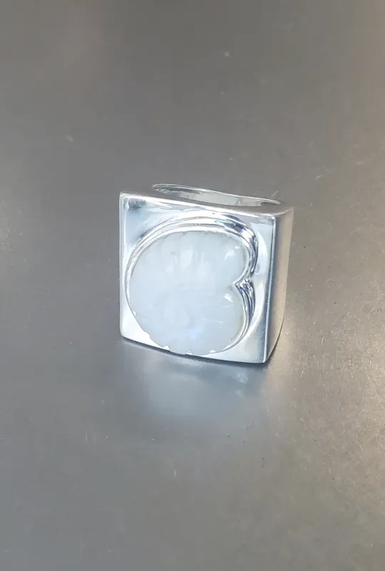 Carved Nautilus Stone Silver ring - Rainbow Moonstone made by NOMIA