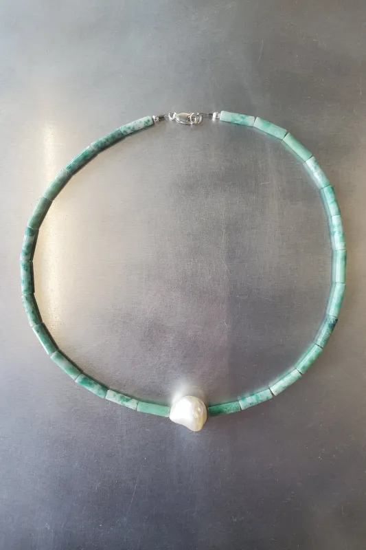 Green Agate and Mother of Pearl choker made by NOMIA
