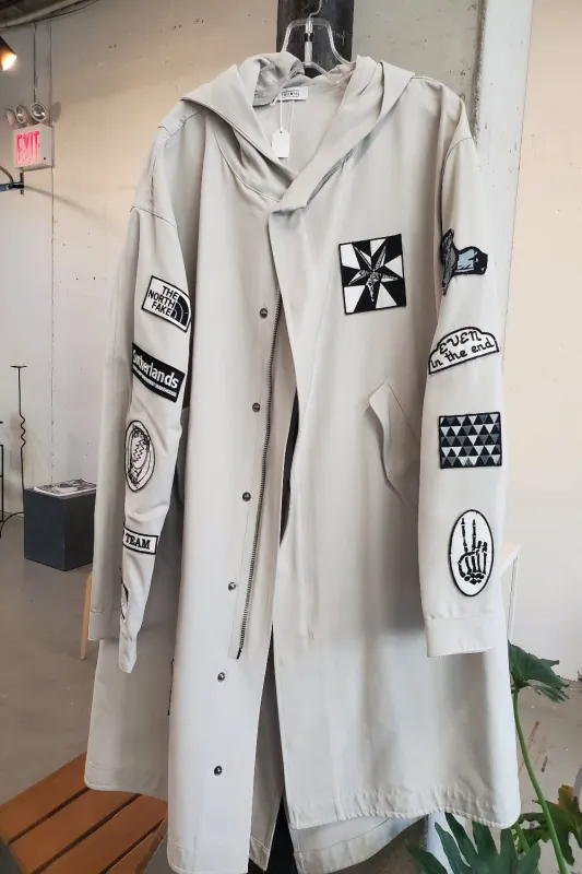 Patch Fishtail Parka - Light grey made by NOMIA