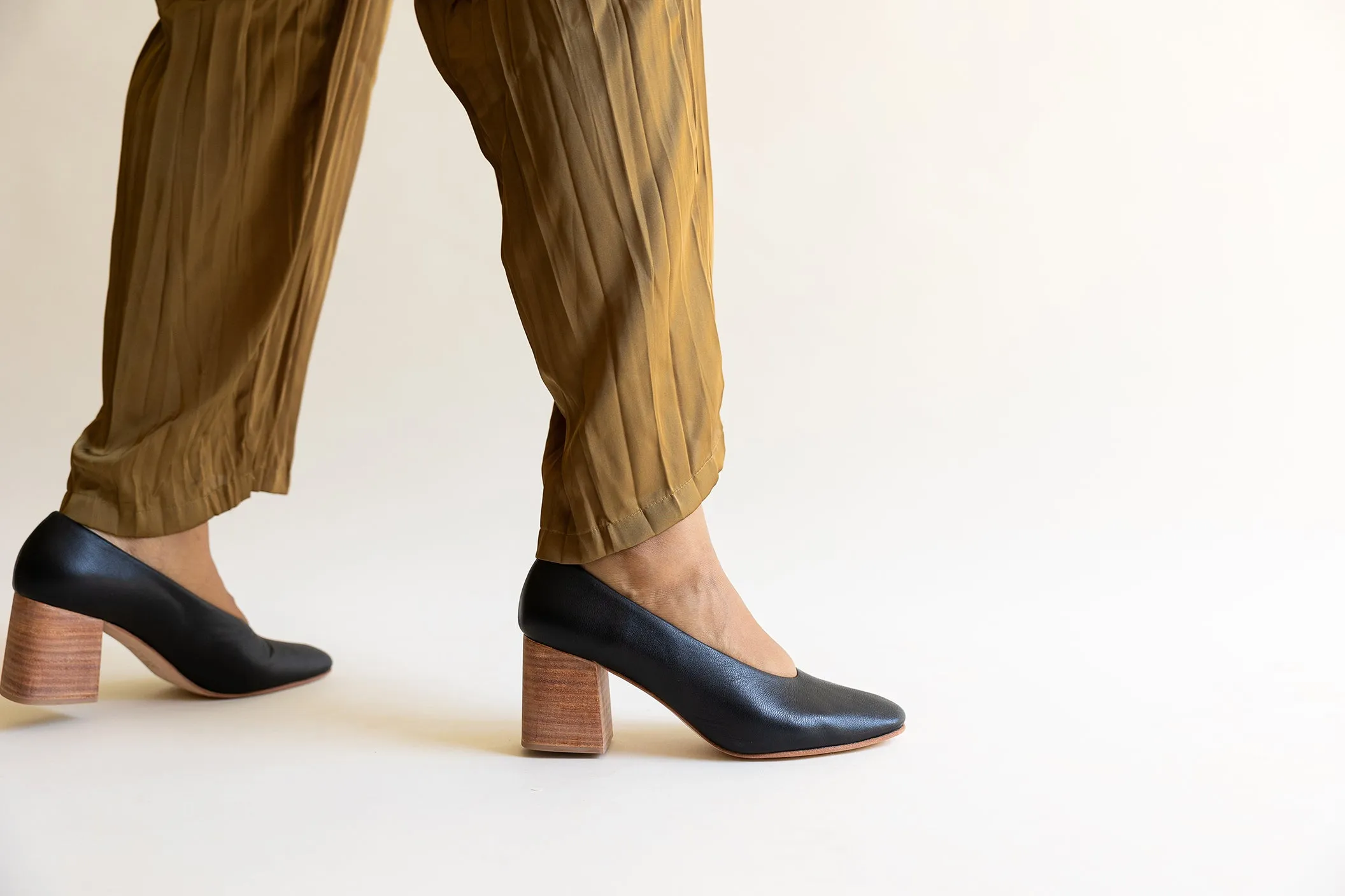 SALVADOR BLOCK HEEL COAL NAPPA sold by Huma Blanco product image thumbnail 2