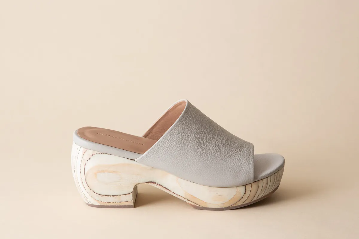 KATLYN CLOG SANDAL PEBBLED CREAM NAPPA sold by Huma Blanco